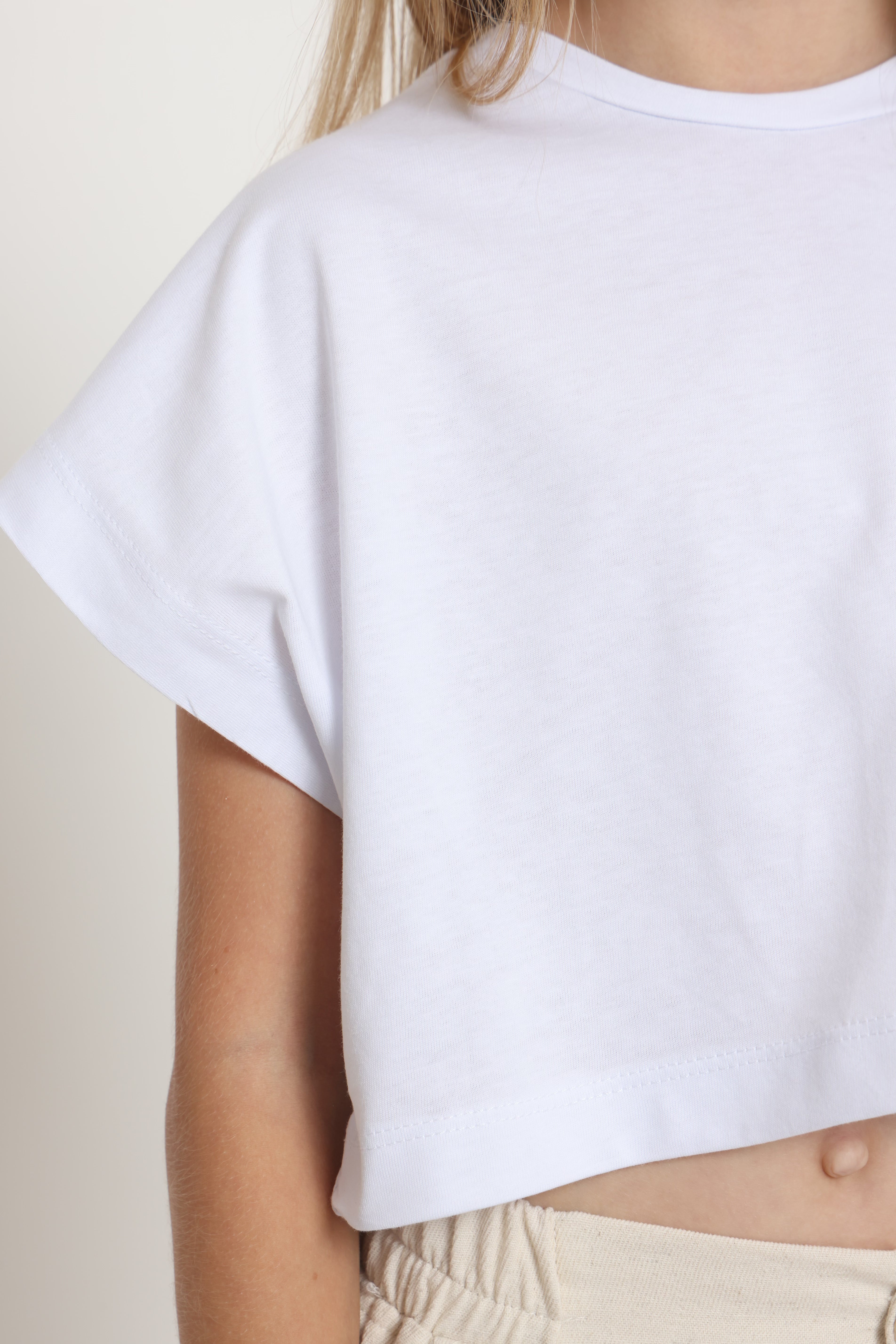 חולצת קרופ טופ - לבנה