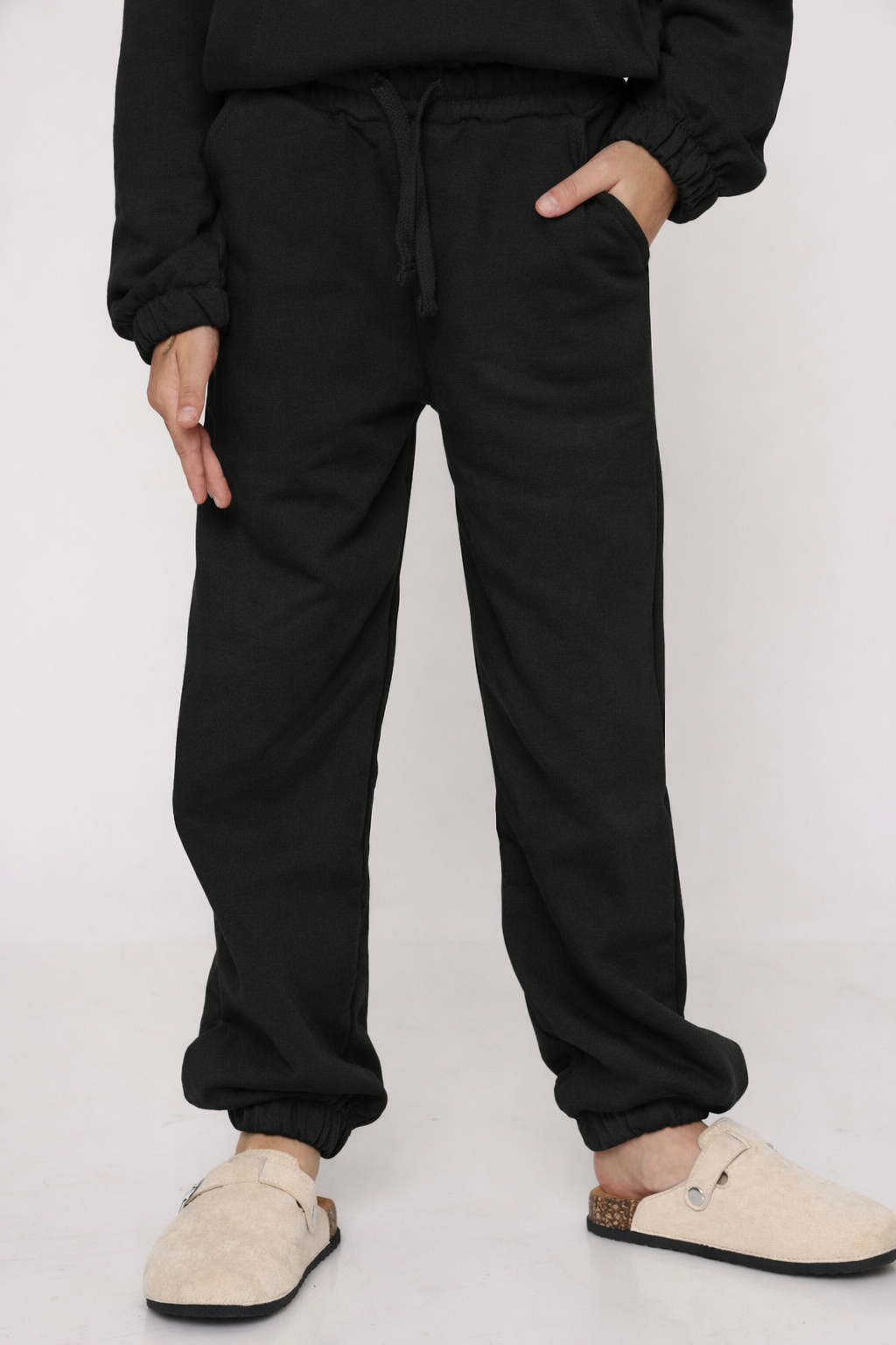 חליפת פוטר קלאסית עם קפוצון בצבע -שחור