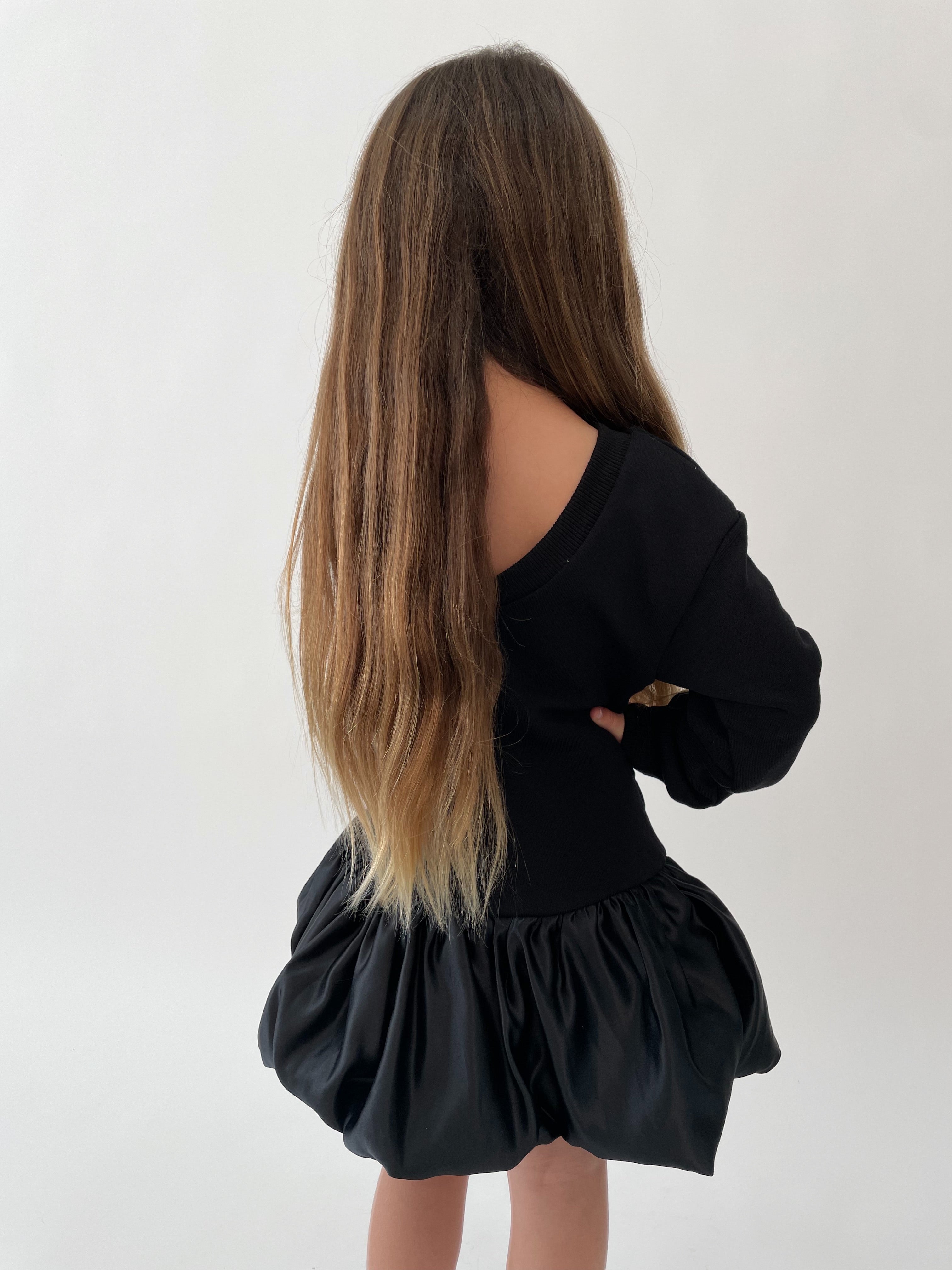 שמלת בלון עם וי בגב בצבע שחור