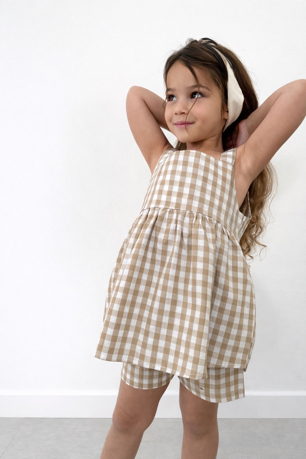 חליפה משובצת לילדה בגוון טבעי