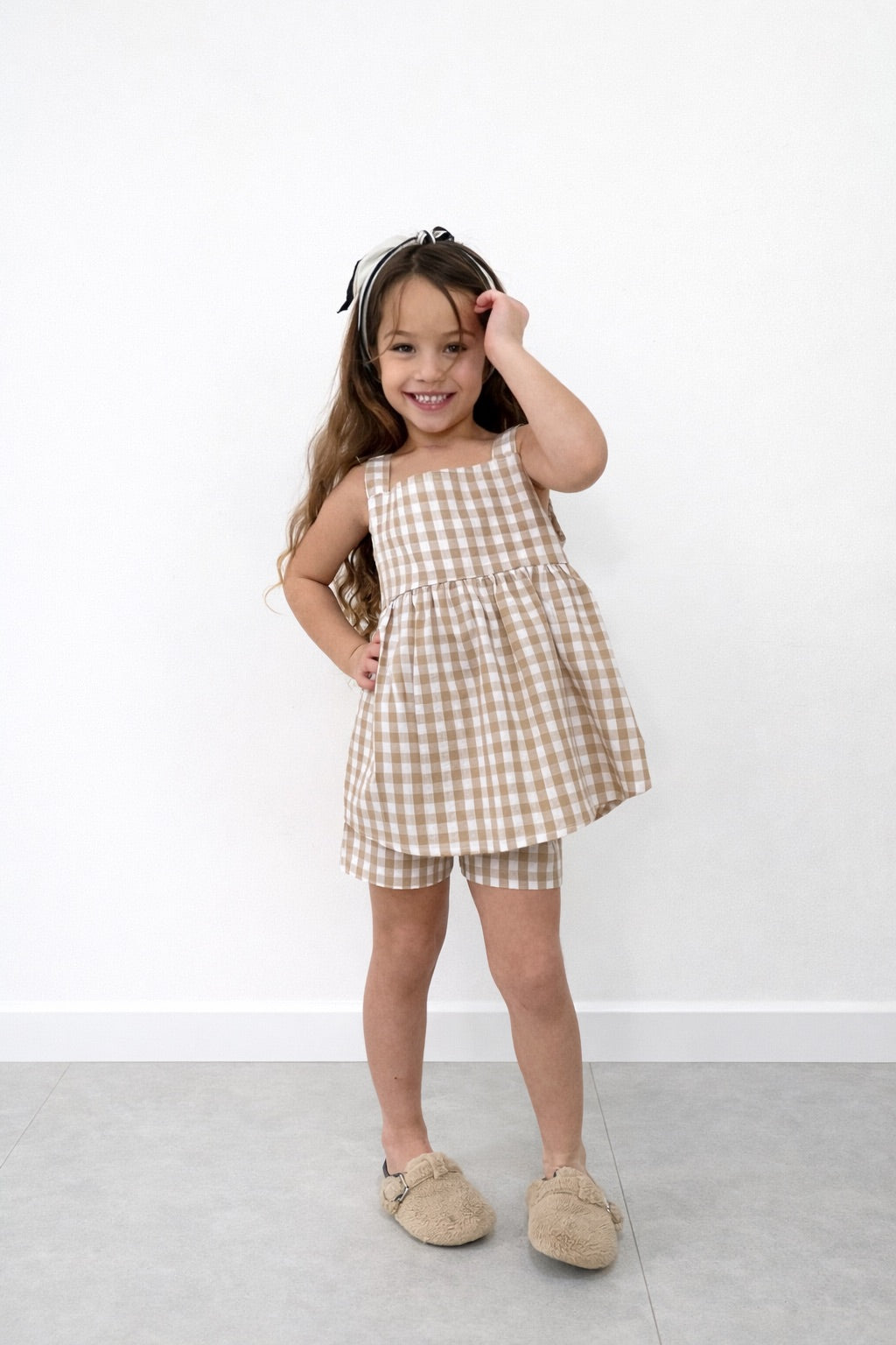 חליפה משובצת לילדה בגוון טבעי