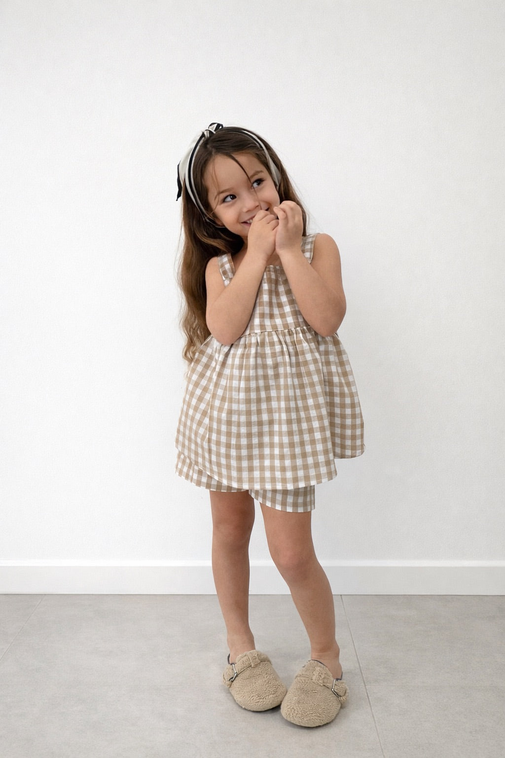 חליפה משובצת לילדה בגוון טבעי