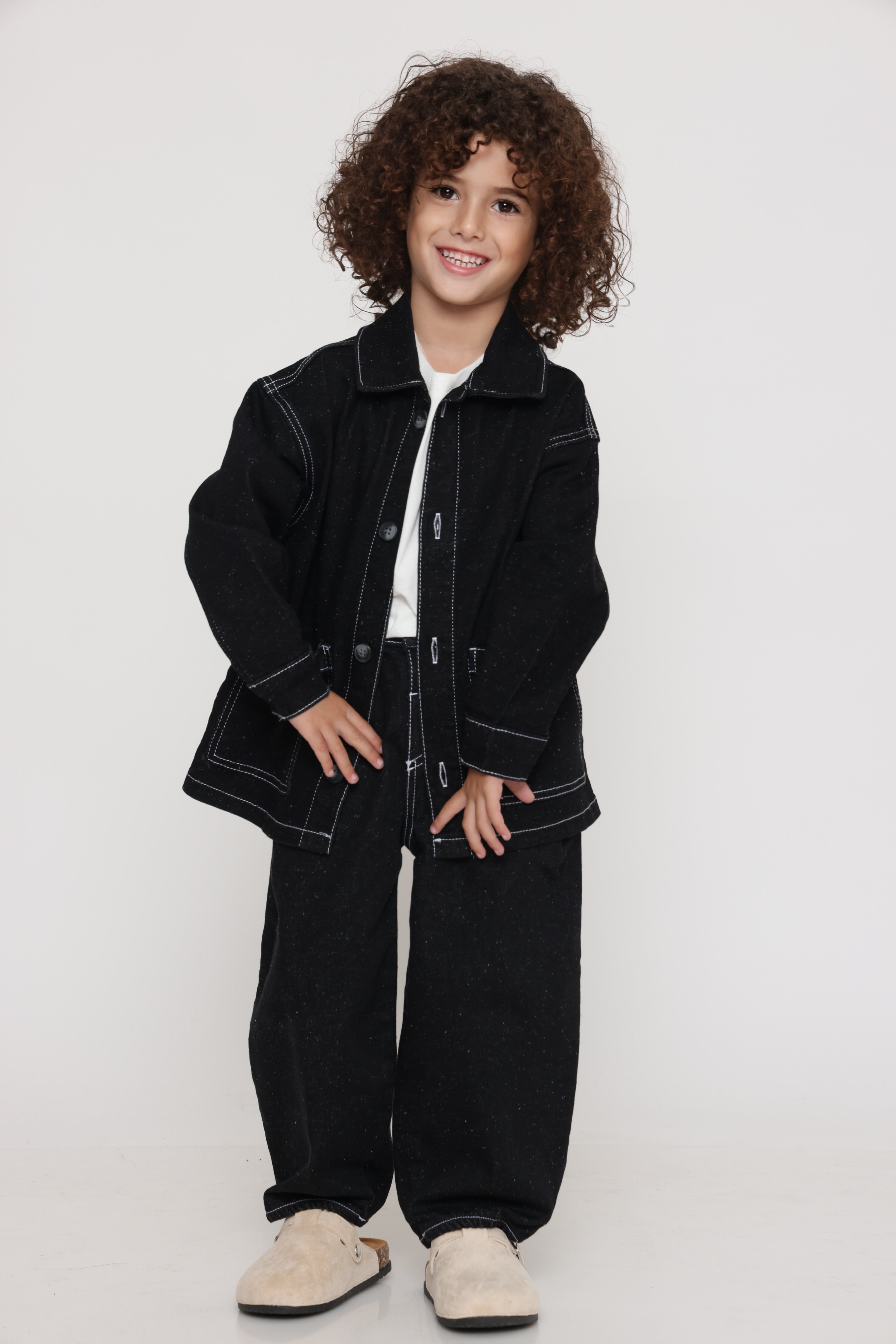 ג׳קט ג׳ינס אוברסייז שחור עם תפרים לבנים