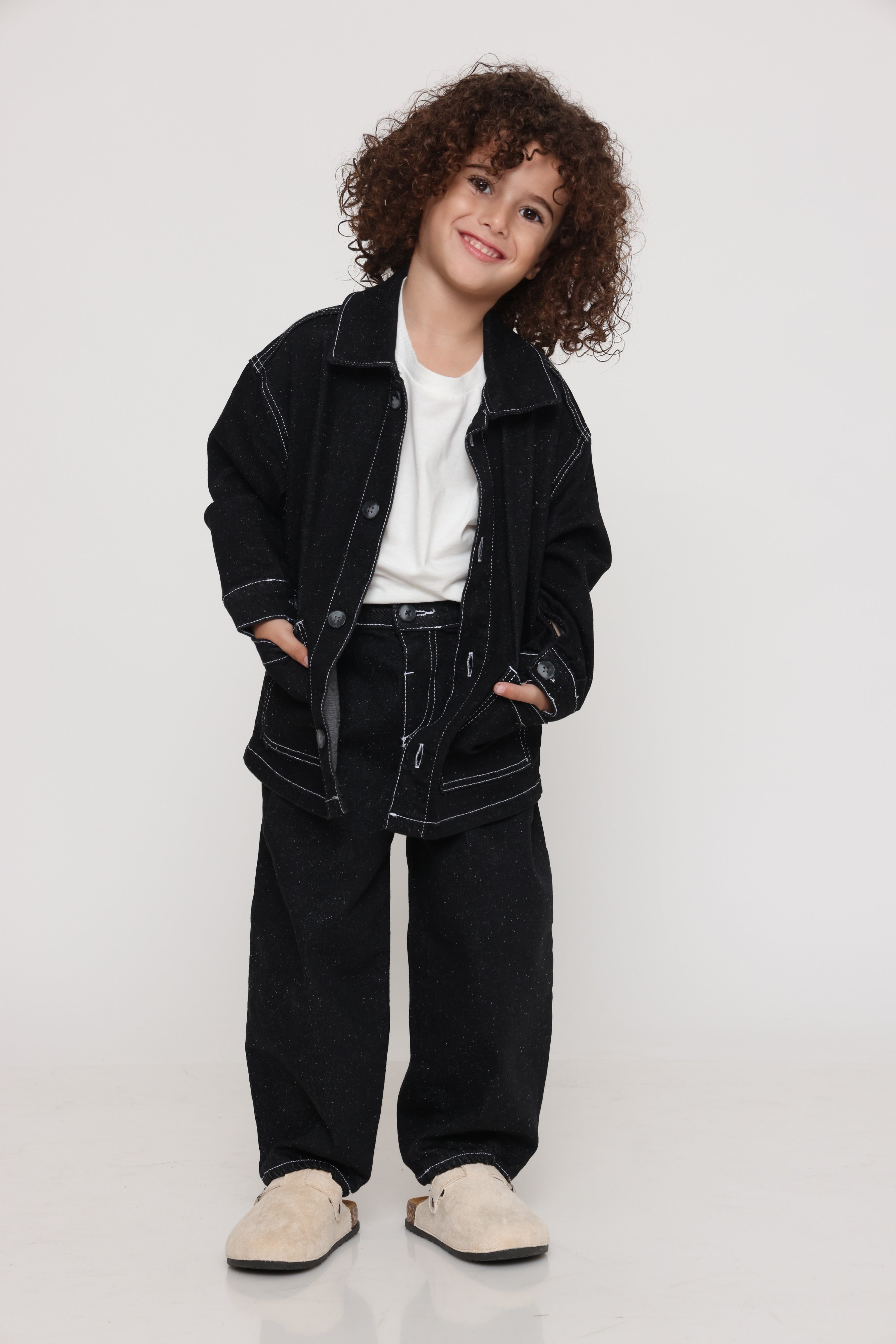 ג׳קט ג׳ינס אוברסייז שחור עם תפרים לבנים