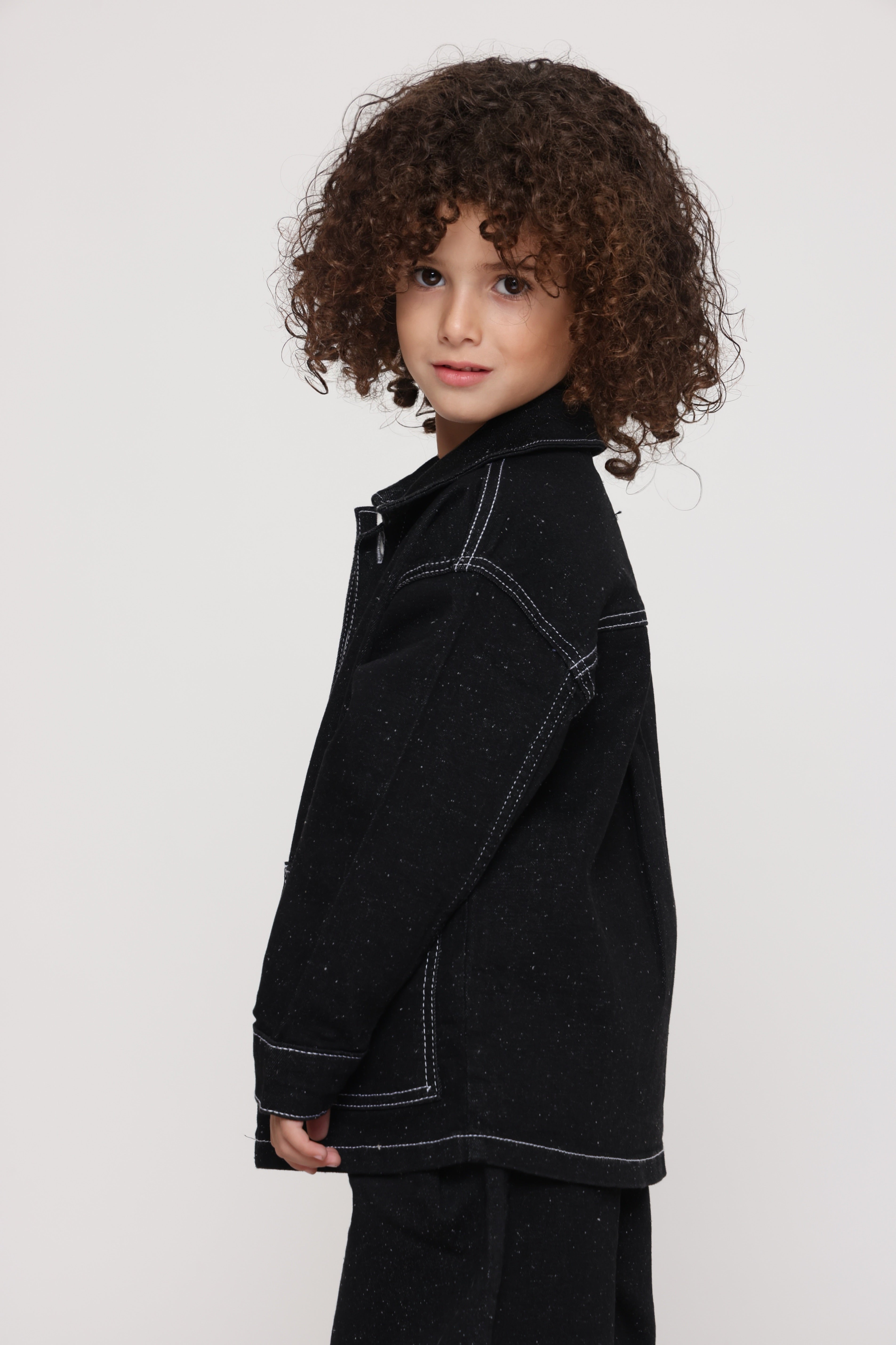 ג׳קט ג׳ינס אוברסייז שחור עם תפרים לבנים