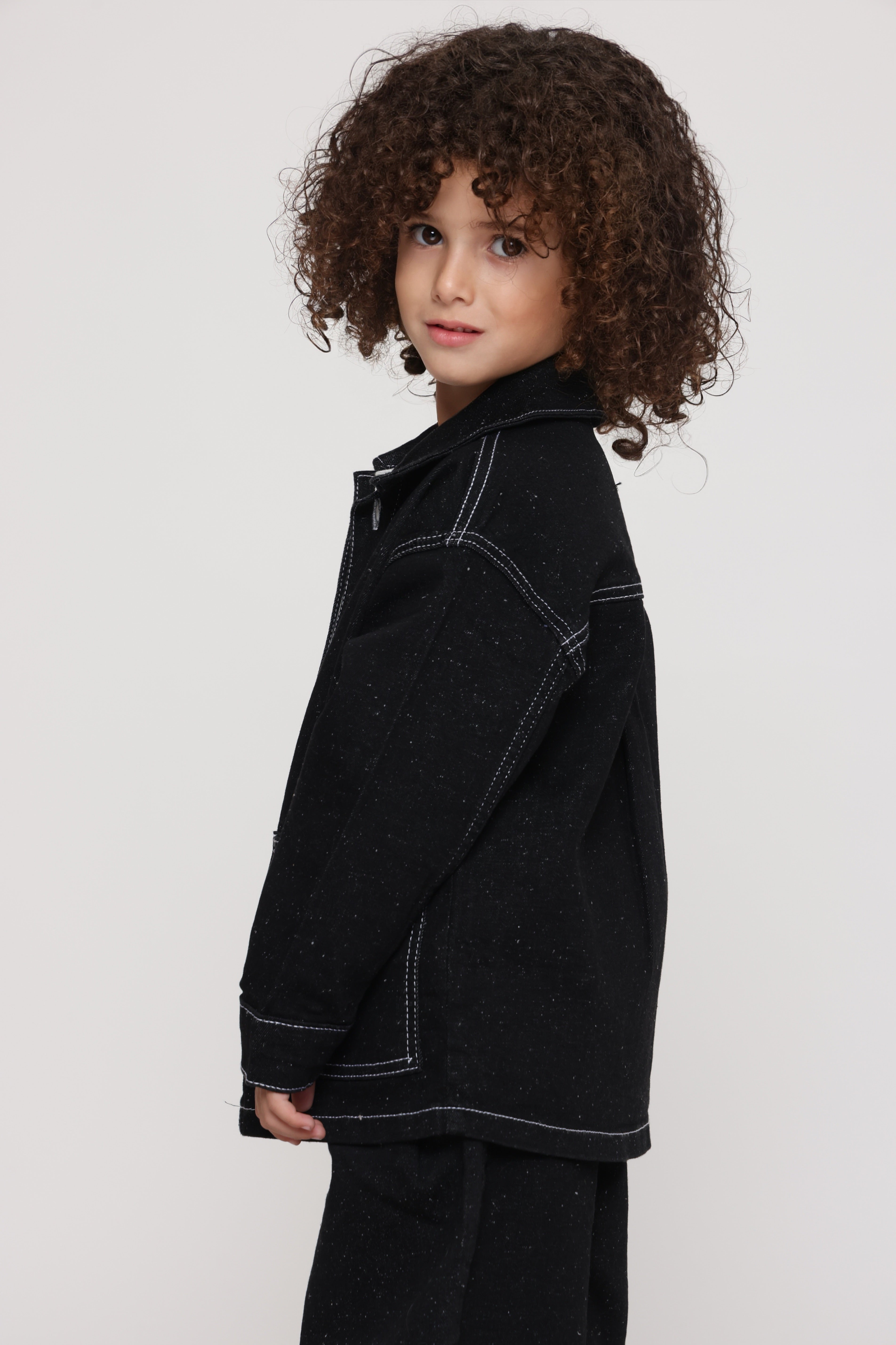 ג׳קט ג׳ינס אוברסייז שחור עם תפרים לבנים