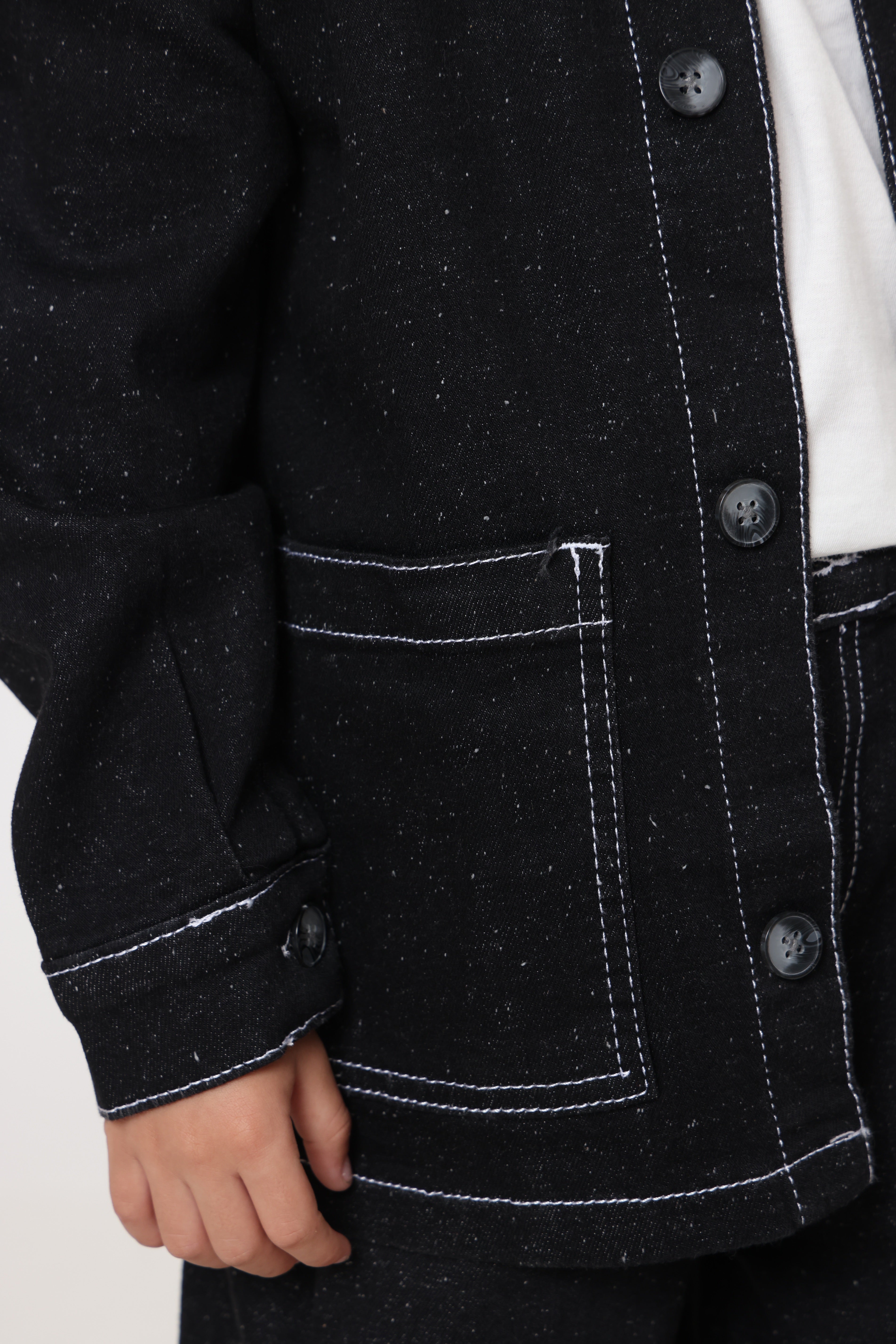 ג׳קט ג׳ינס אוברסייז שחור עם תפרים לבנים