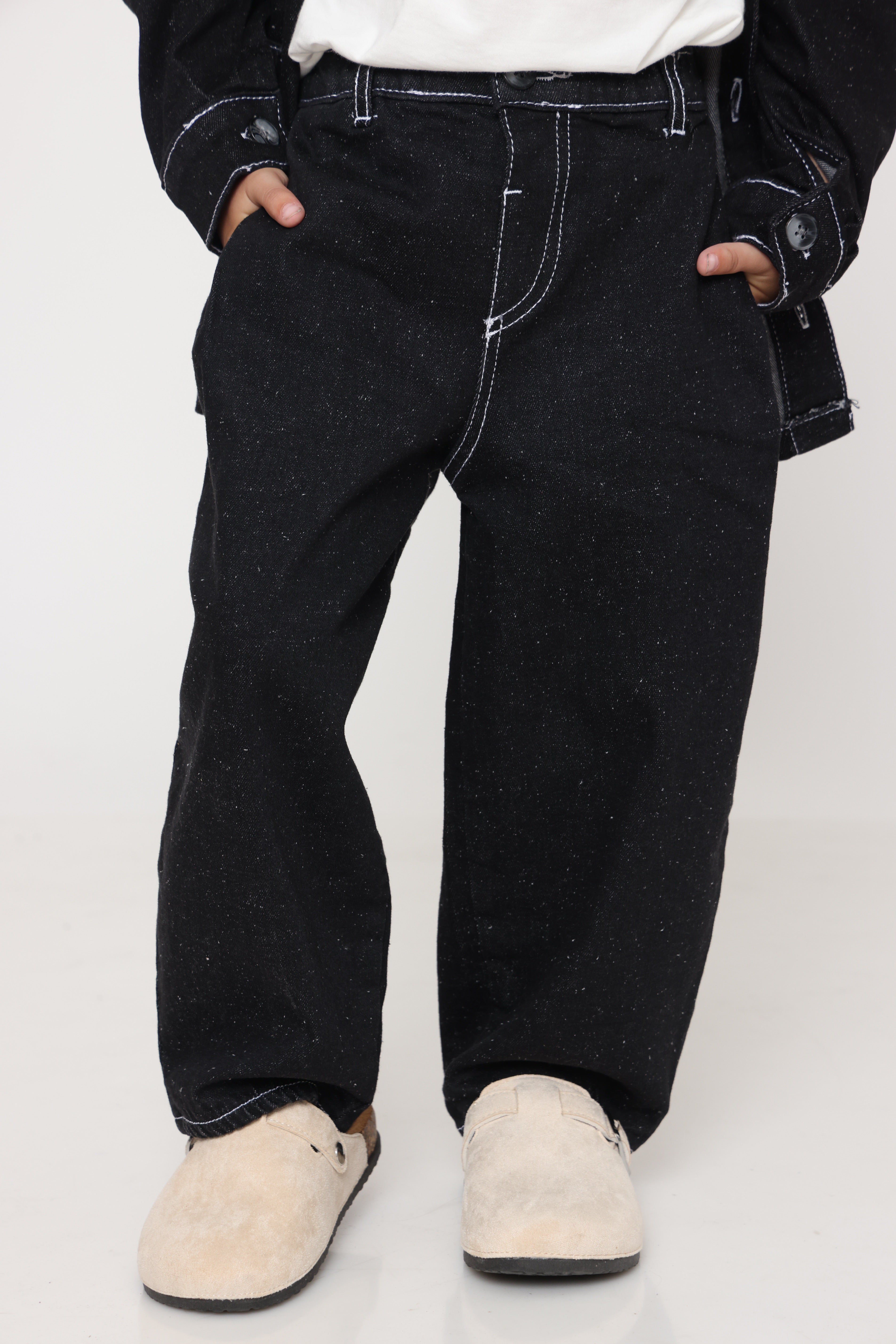 מכנס ג׳ינס אוברסייז שחור עם תפרים לבנים