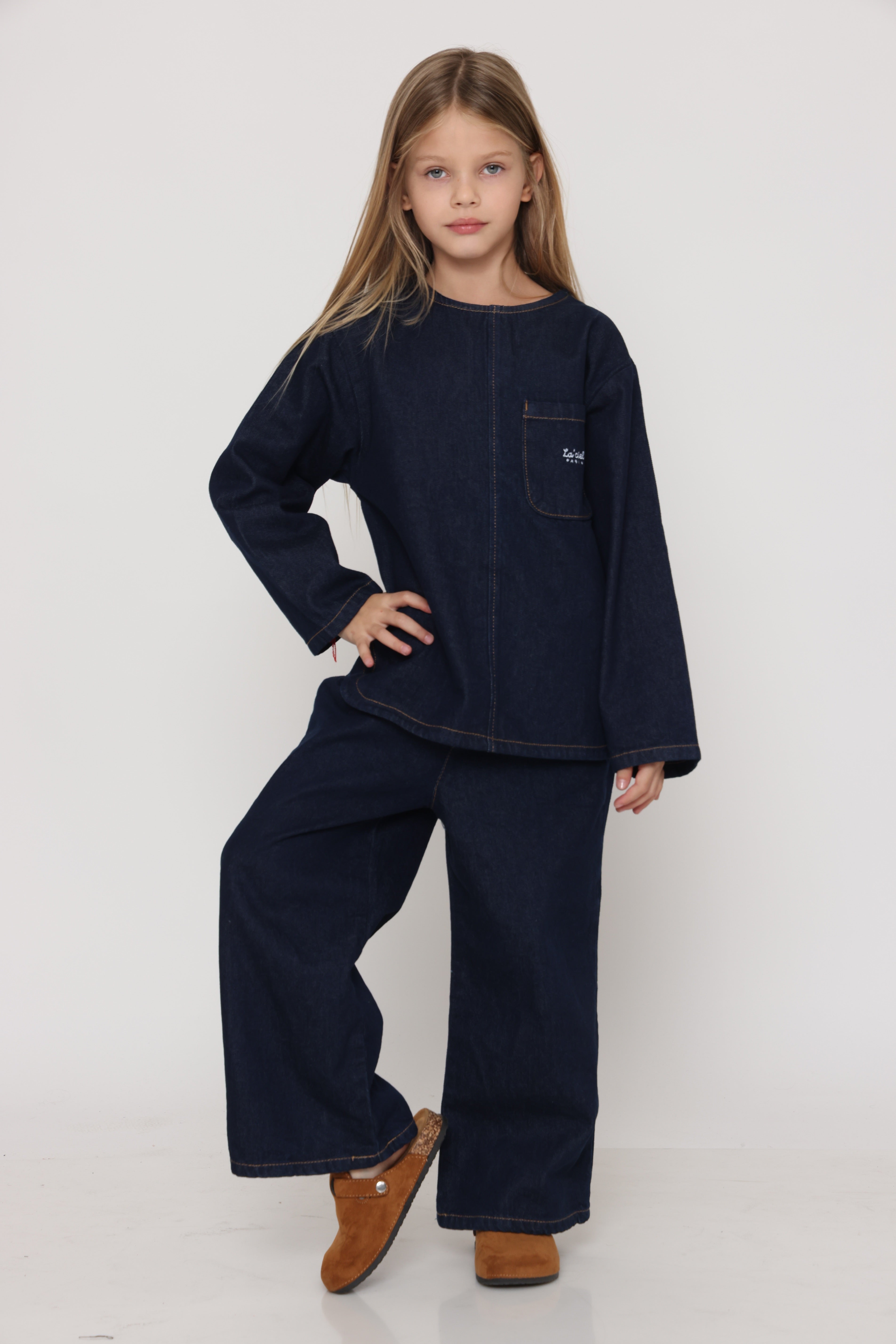 חליפת ג׳ינס אוברסייז כהה לילדה