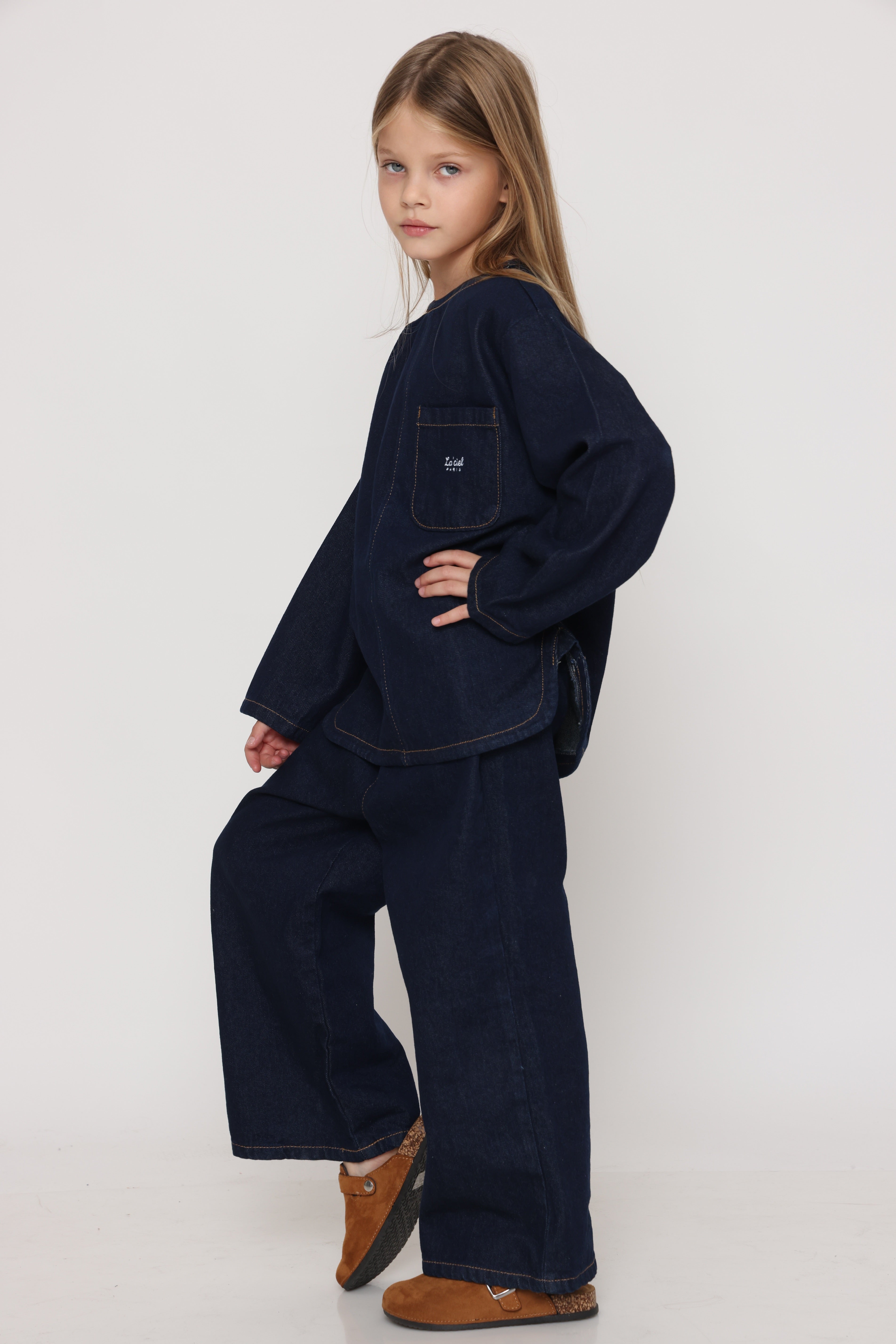 חליפת ג׳ינס אוברסייז כהה לילדה