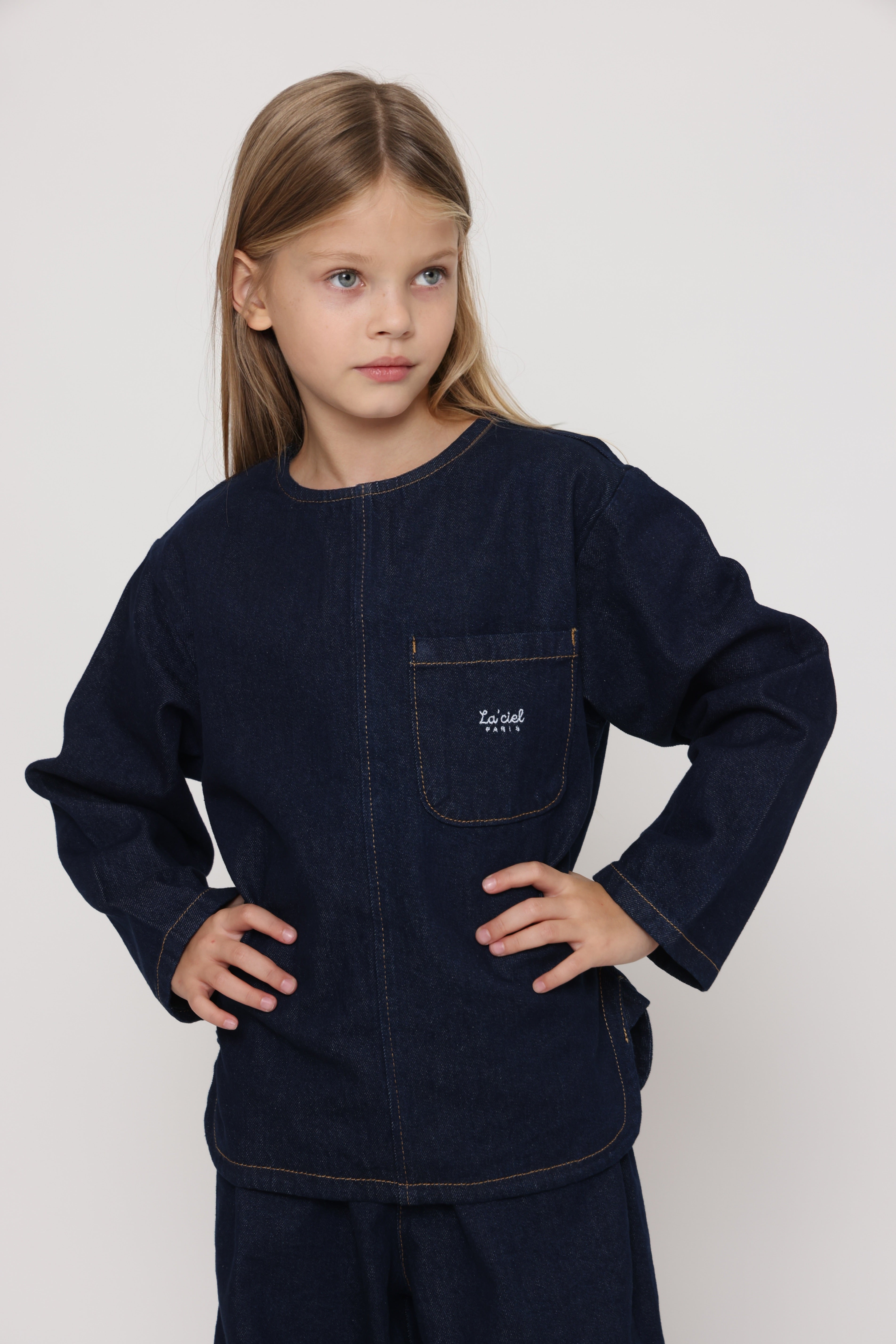 חליפת ג׳ינס אוברסייז כהה לילדה