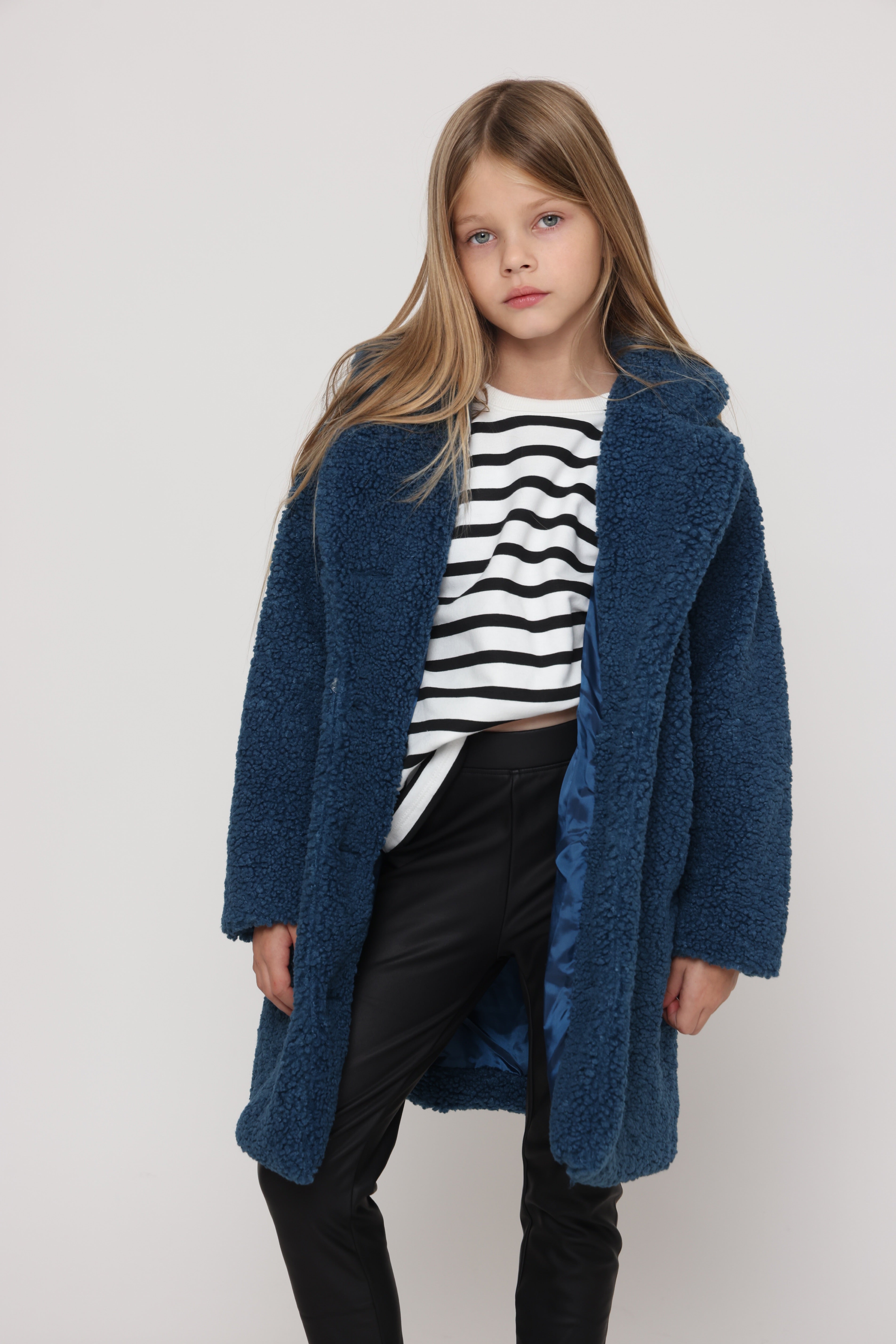 מעיל פרווה בצבע כחול לילדה