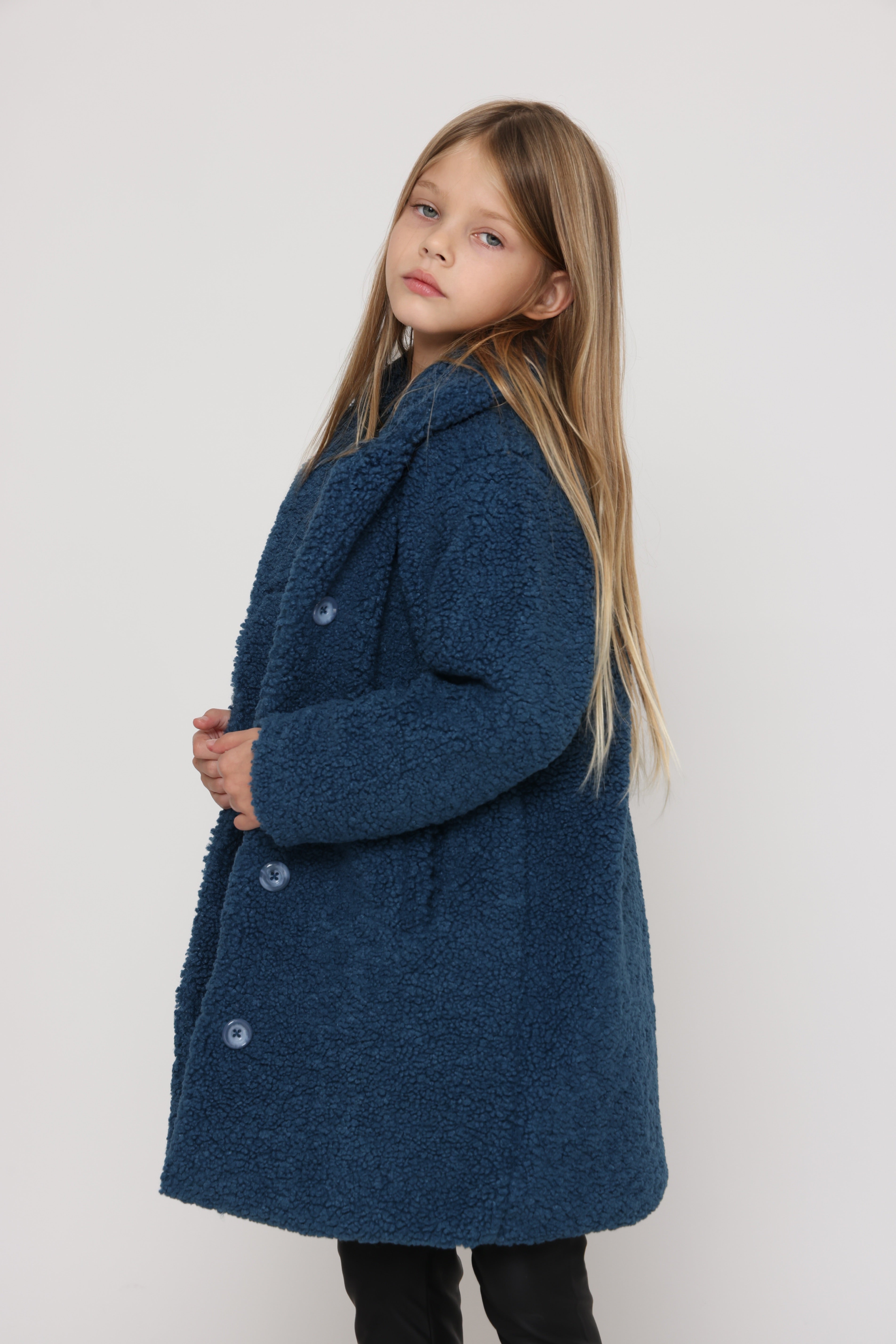 מעיל פרווה בצבע כחול לילדה
