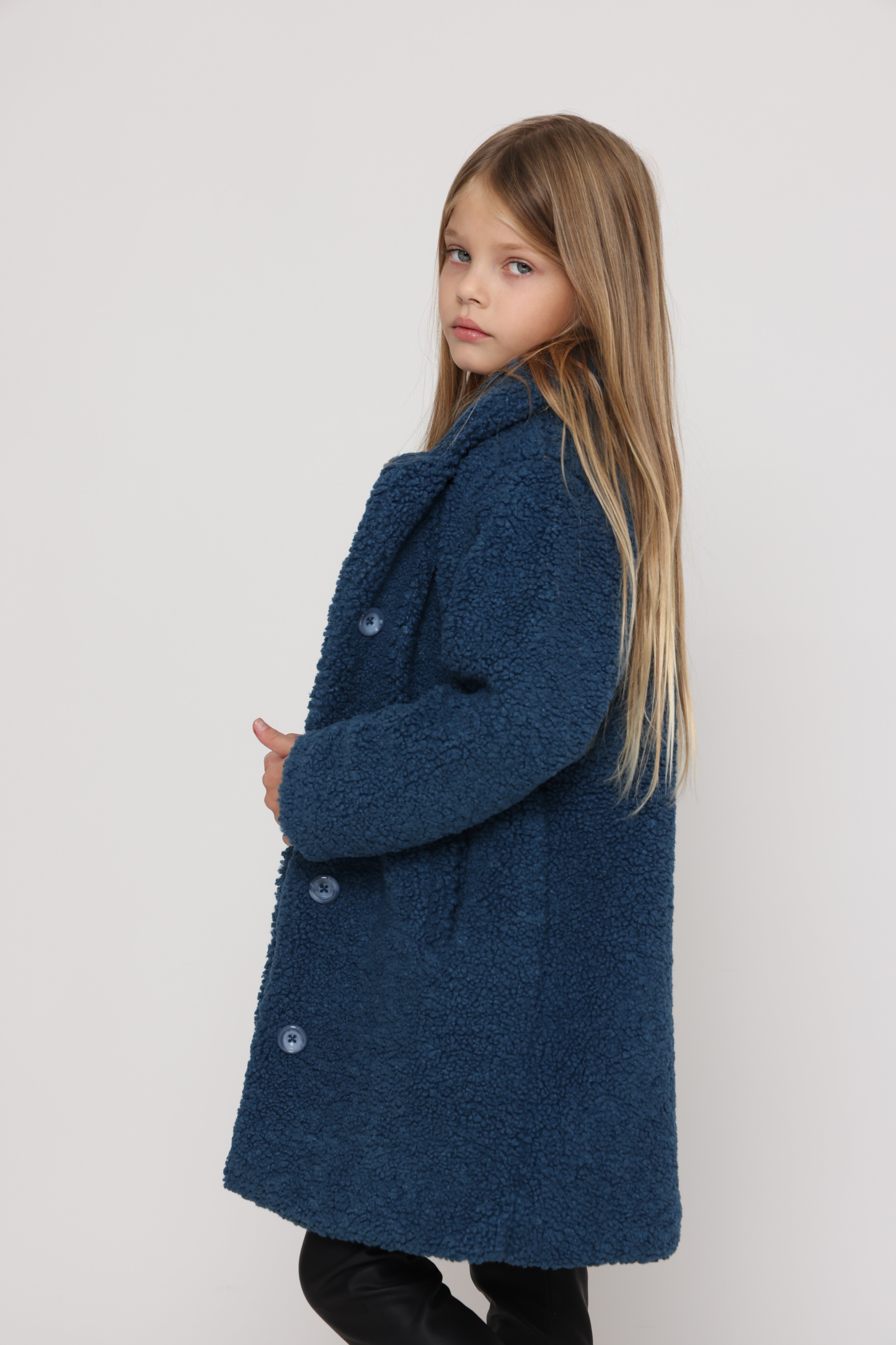 מעיל פרווה בצבע כחול לילדה
