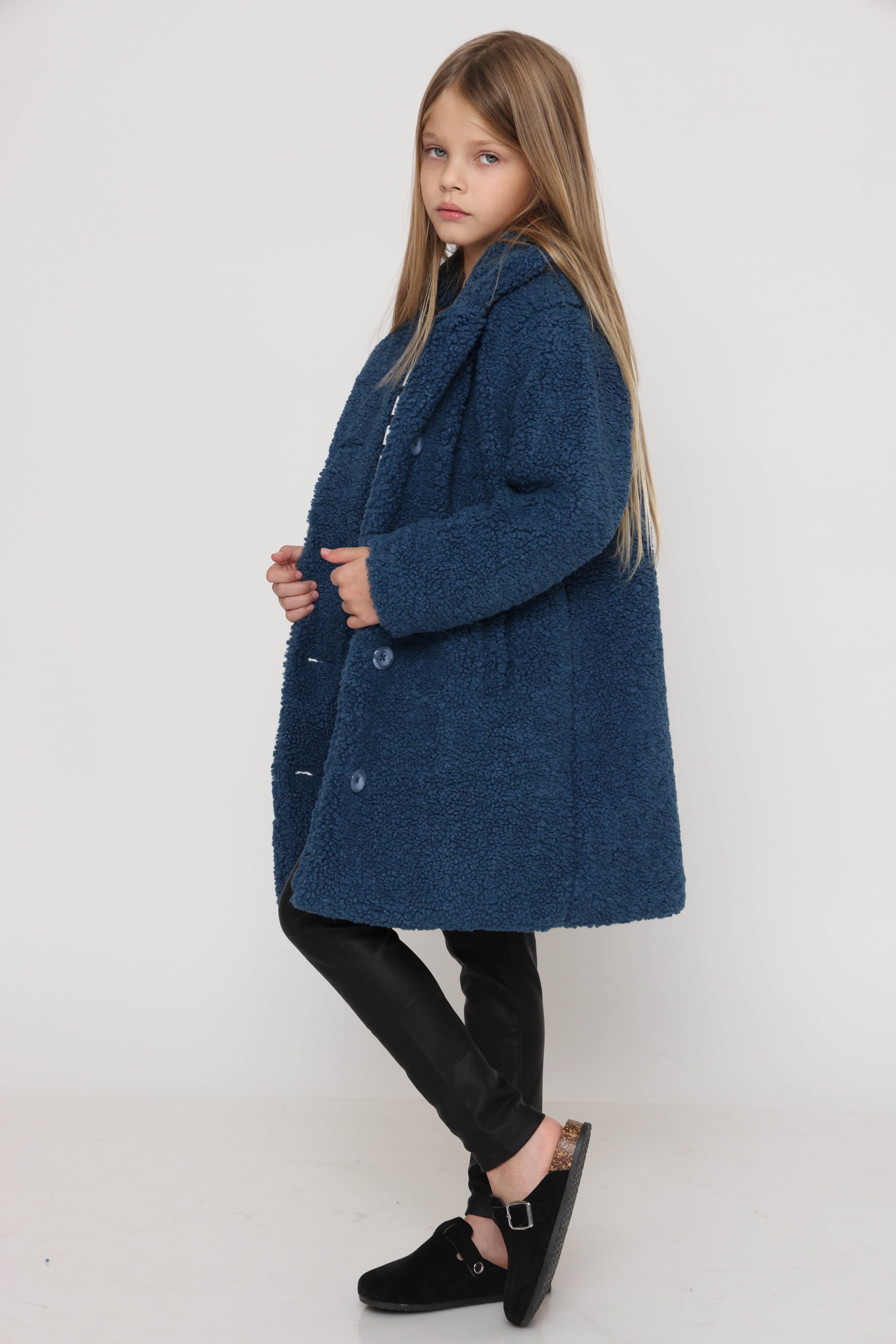 מעיל פרווה בצבע כחול לילדה