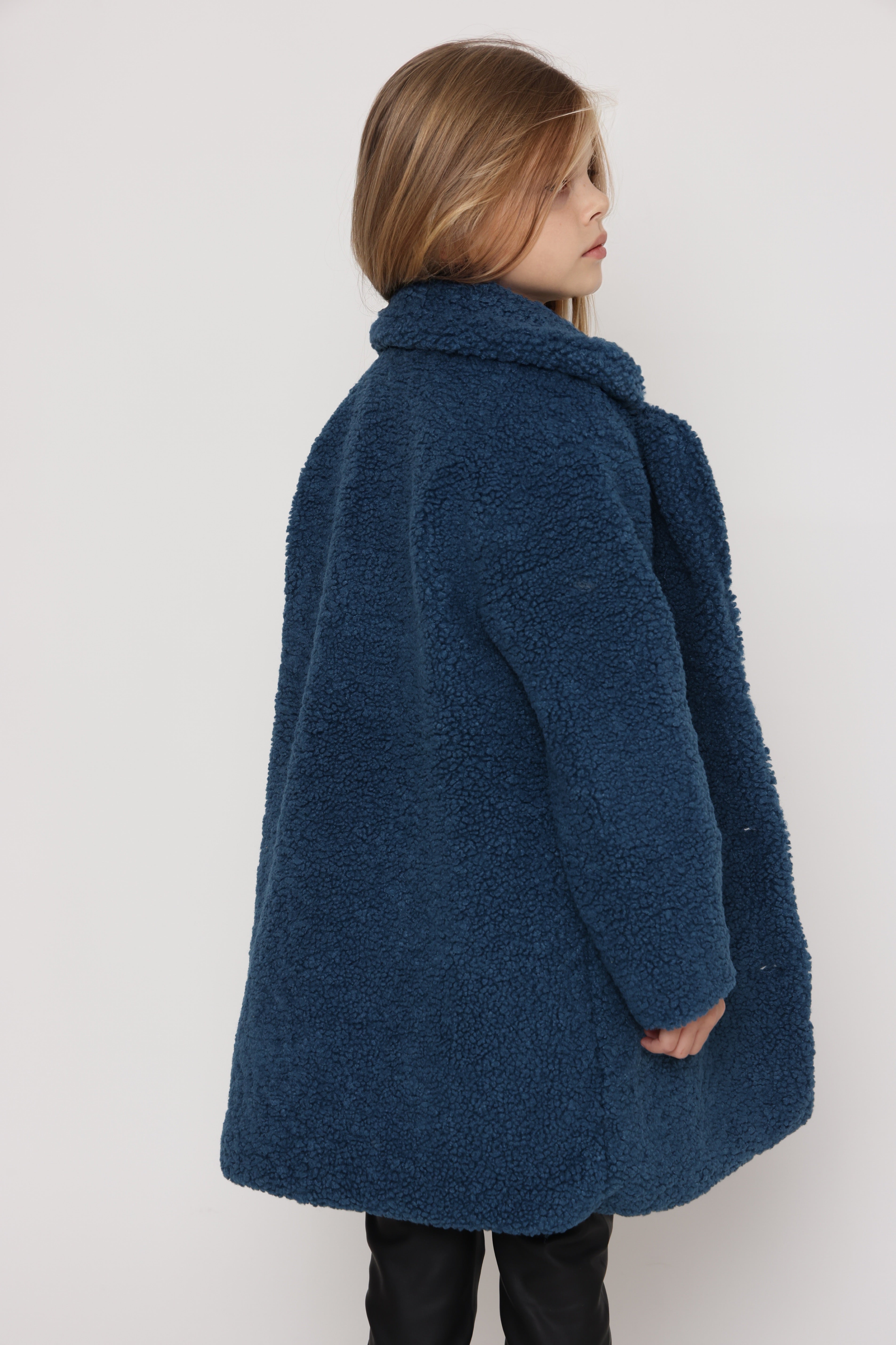 מעיל פרווה בצבע כחול לילדה