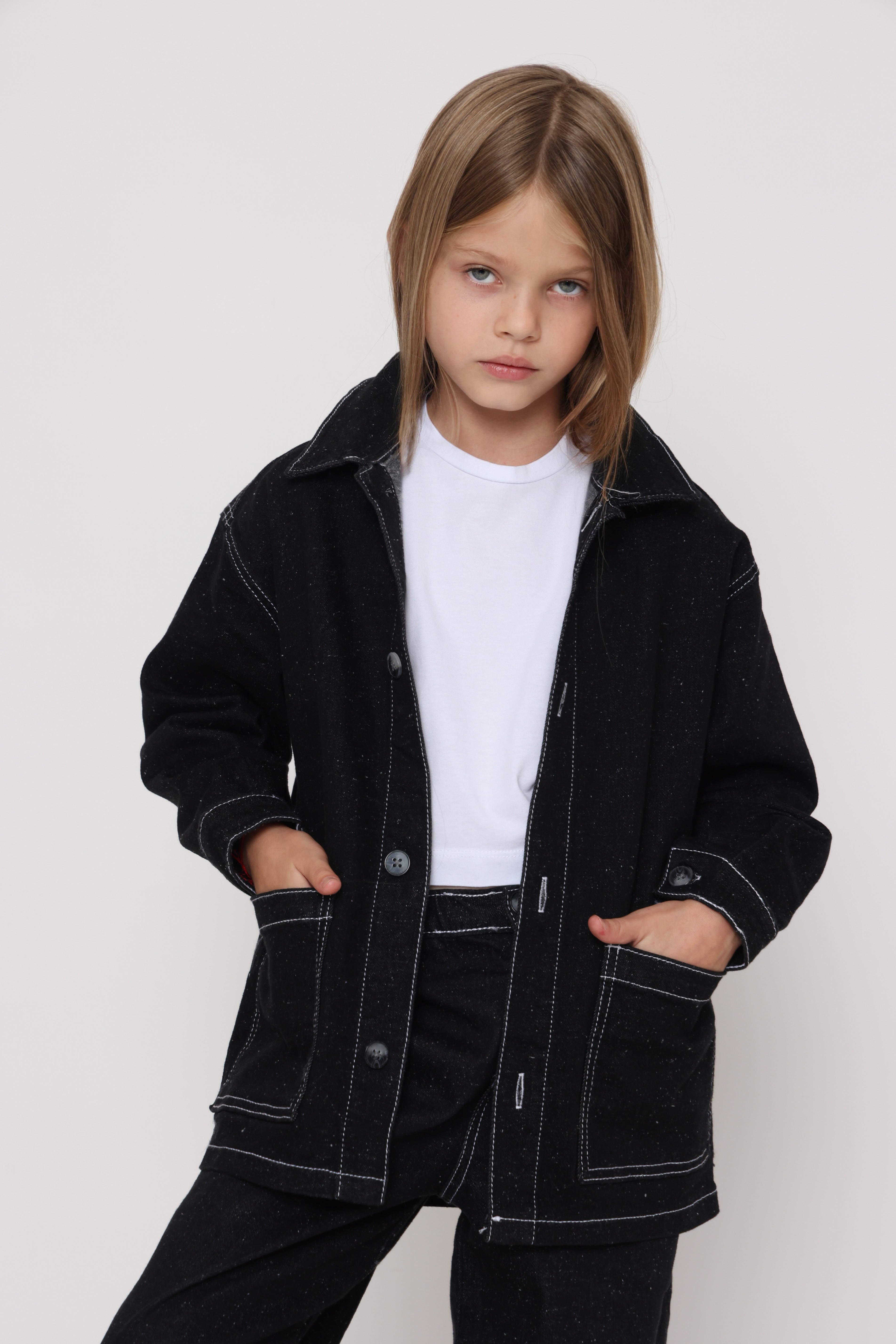 ג׳קט ג׳ינס אוברסייז שחור עם תפרים לבנים