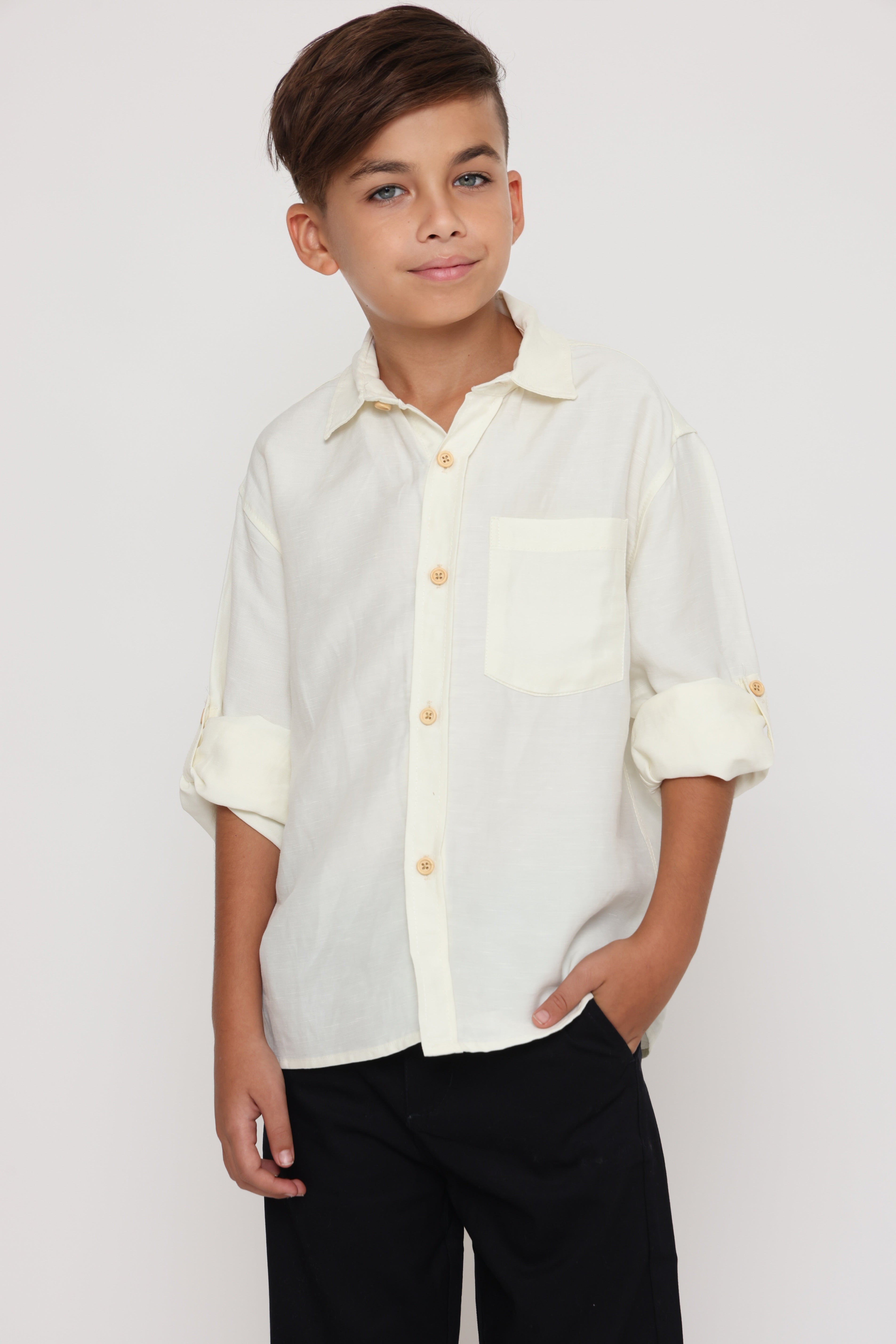 חולצה אוברסייז מכופתרת לילד בצבע לבן חלבי