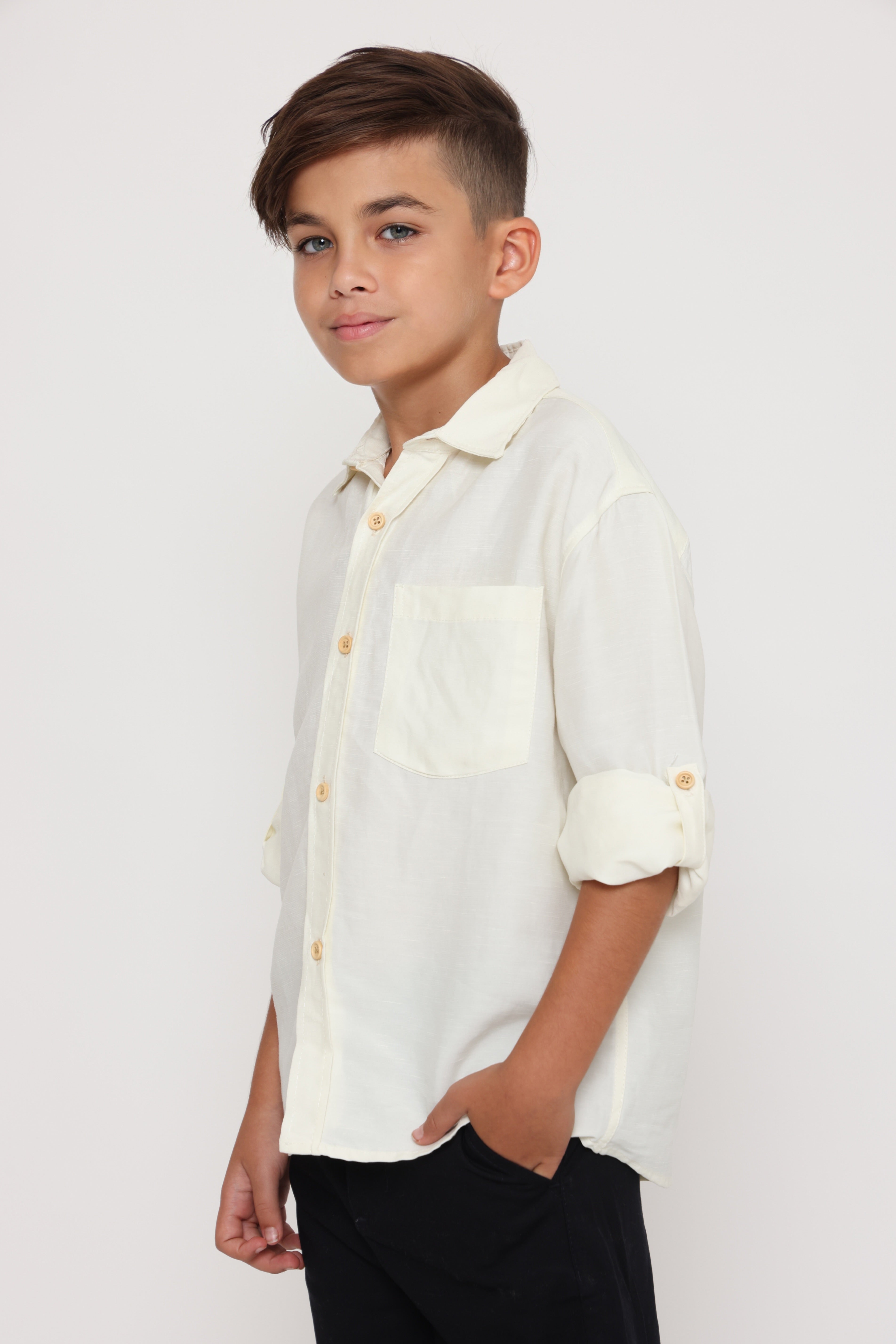 חולצה אוברסייז מכופתרת לילד בצבע לבן חלבי