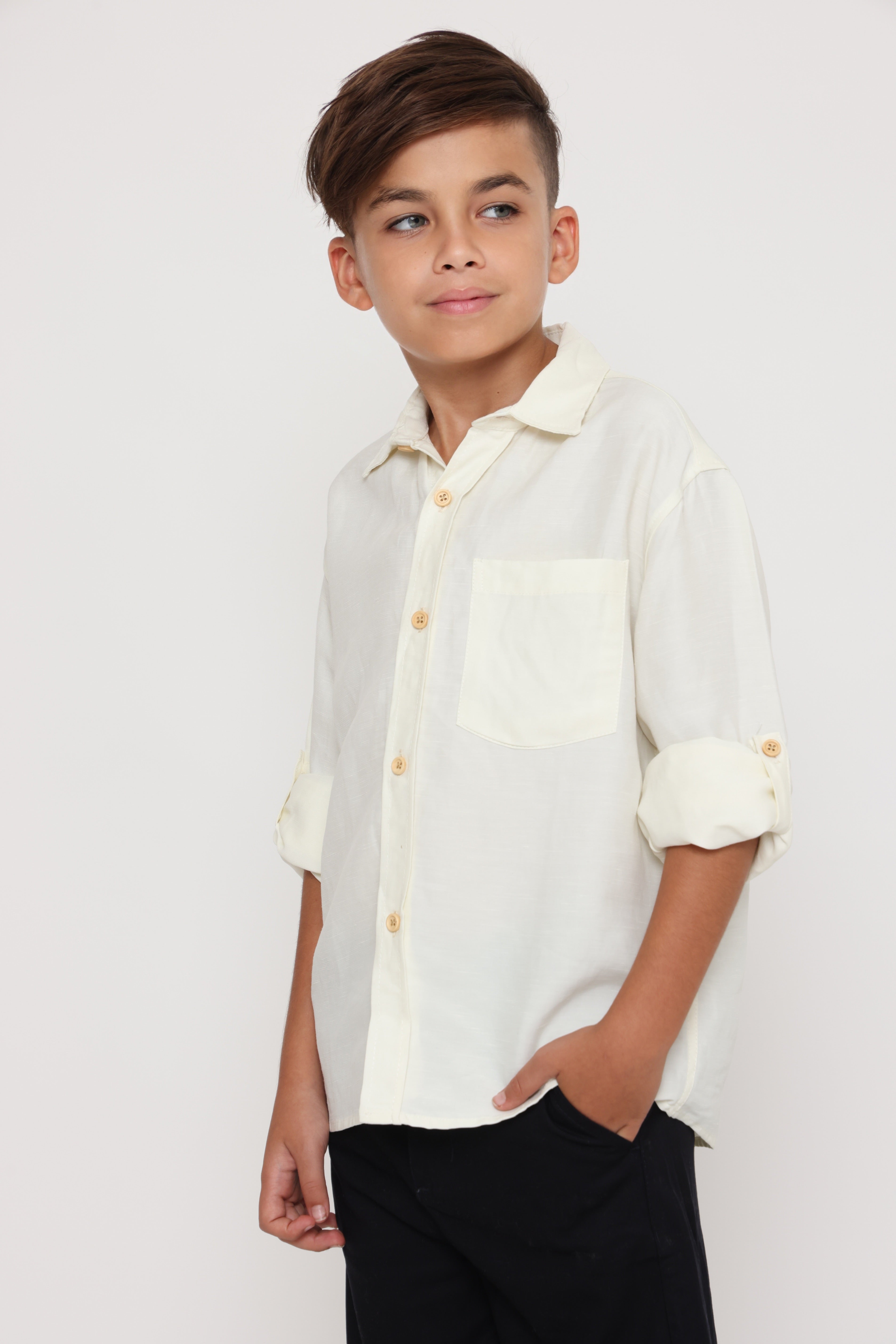 חולצה אוברסייז מכופתרת לילד בצבע לבן חלבי