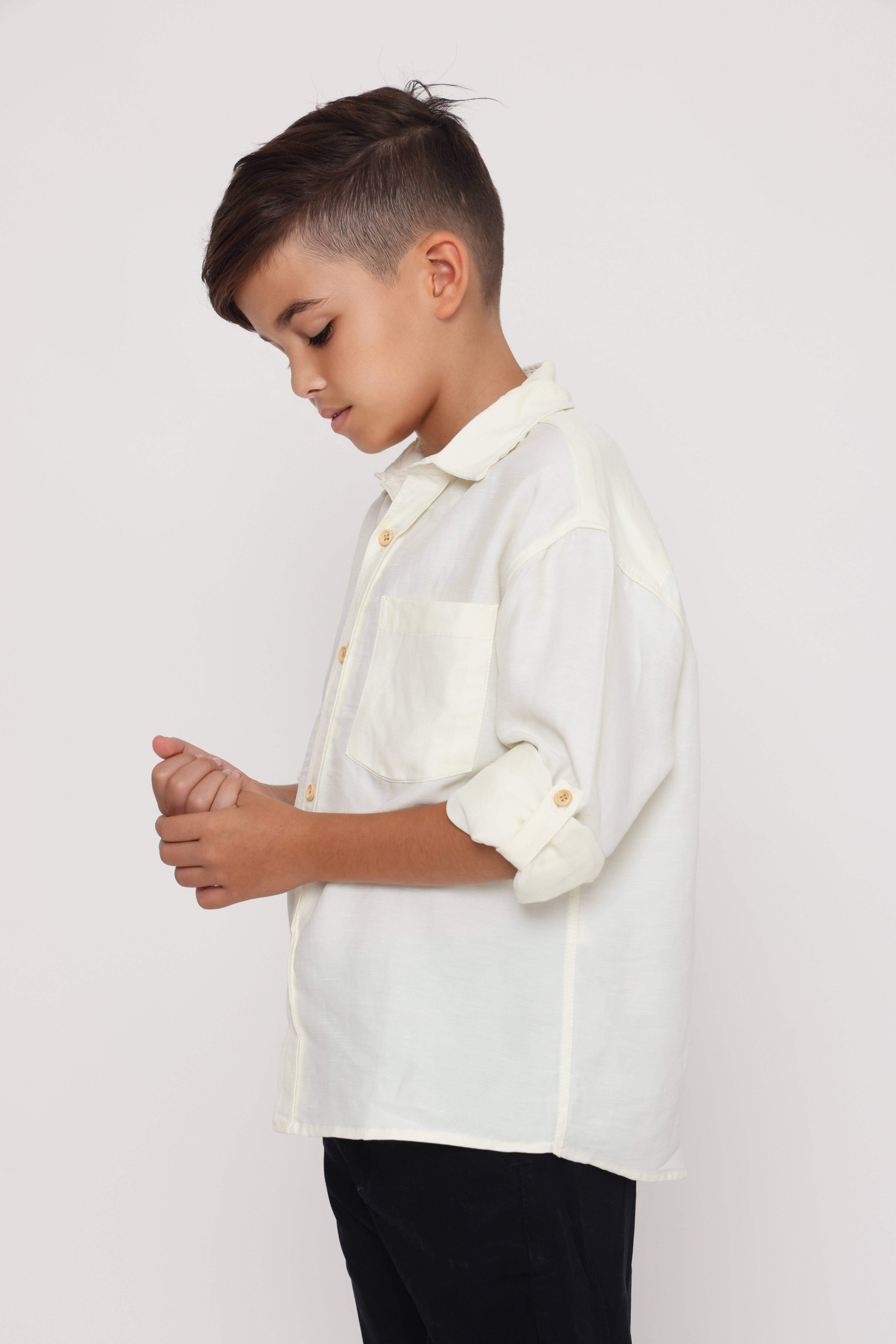 חולצה אוברסייז מכופתרת לילד בצבע לבן חלבי