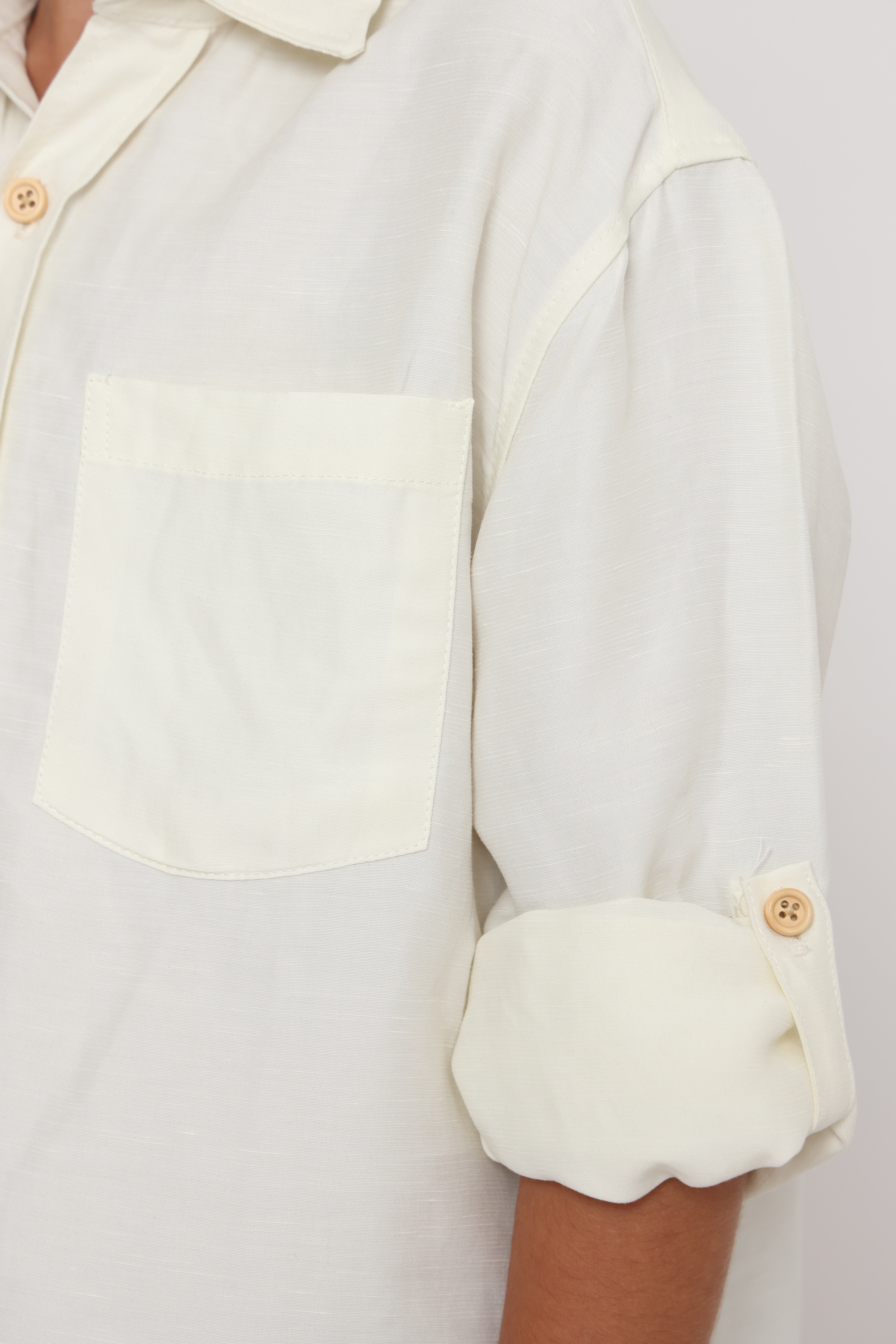 חולצה אוברסייז מכופתרת לילד בצבע לבן חלבי