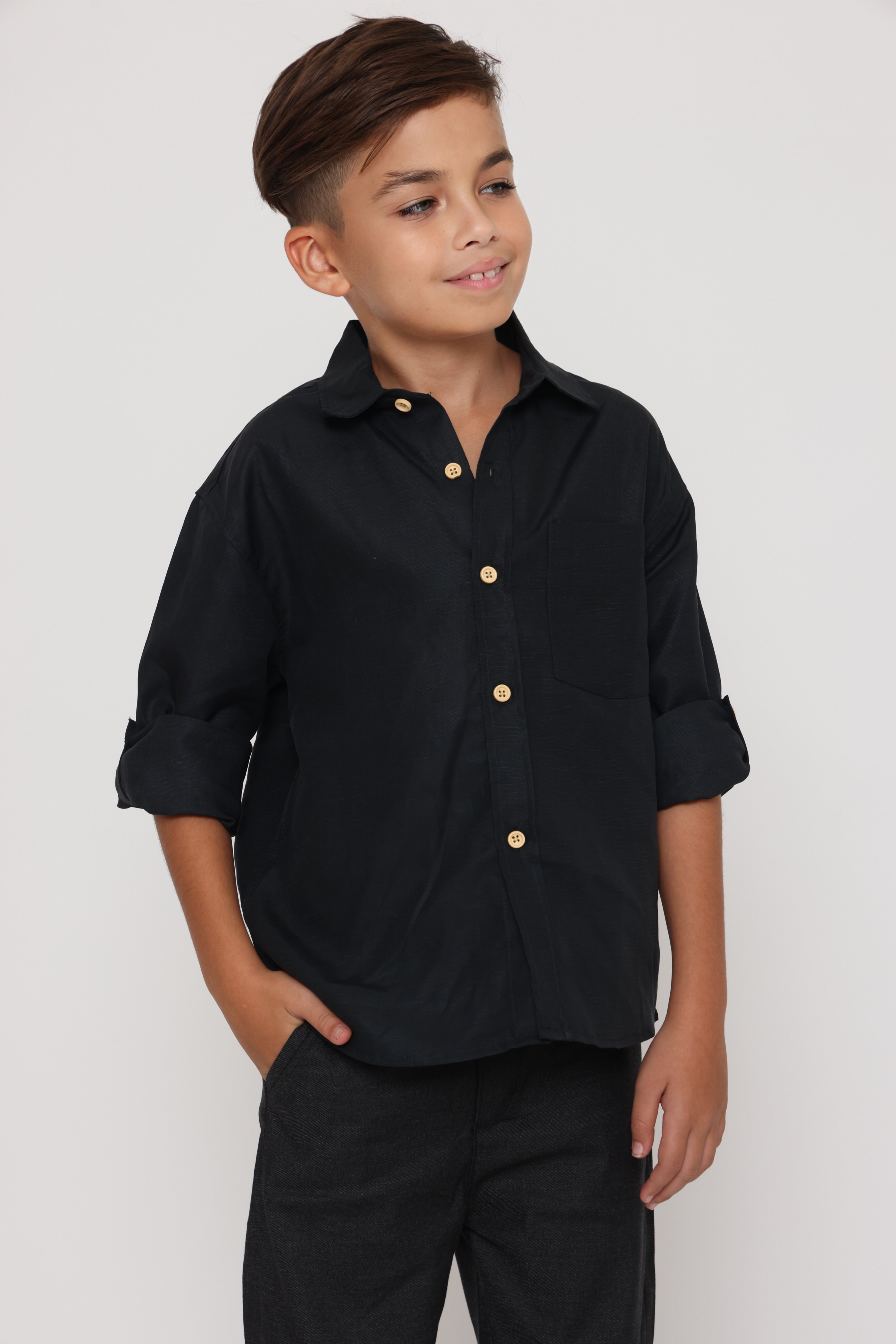 חולצה אוברסייז מכופתרת לילד בצבע שחור