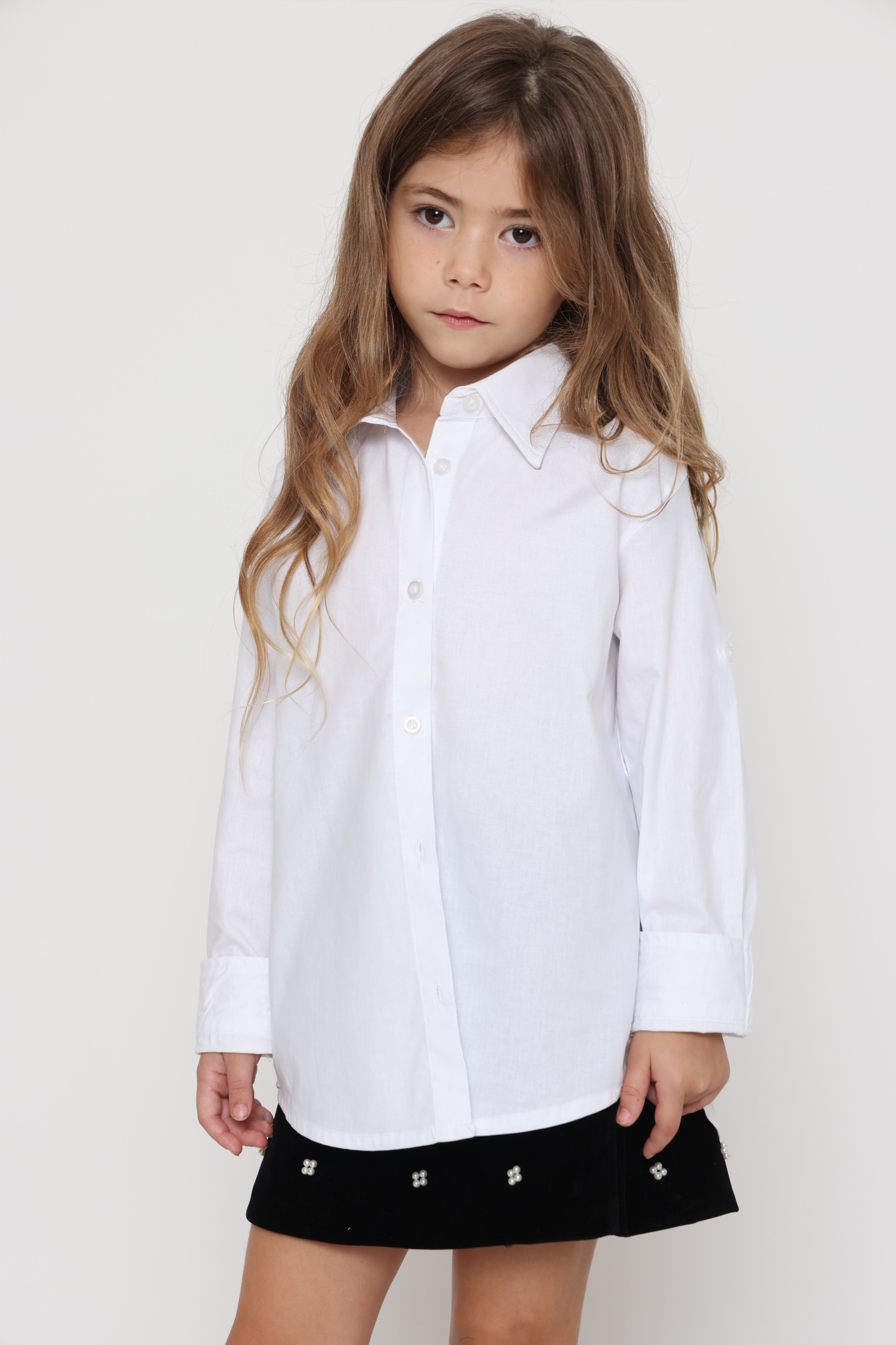 חולצה לבנה קלאסית מכופתרת לילדה