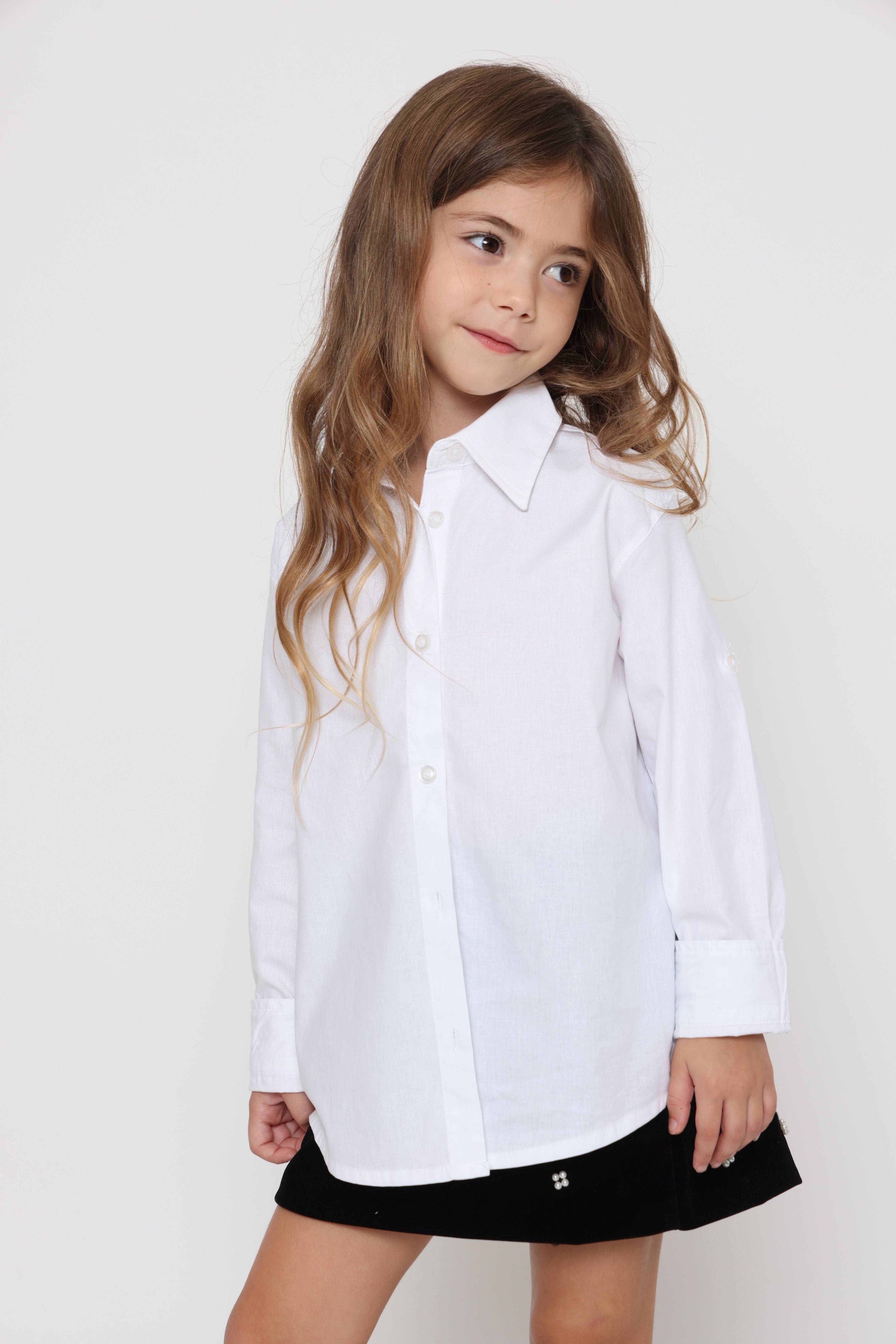 חולצה לבנה קלאסית מכופתרת לילדה