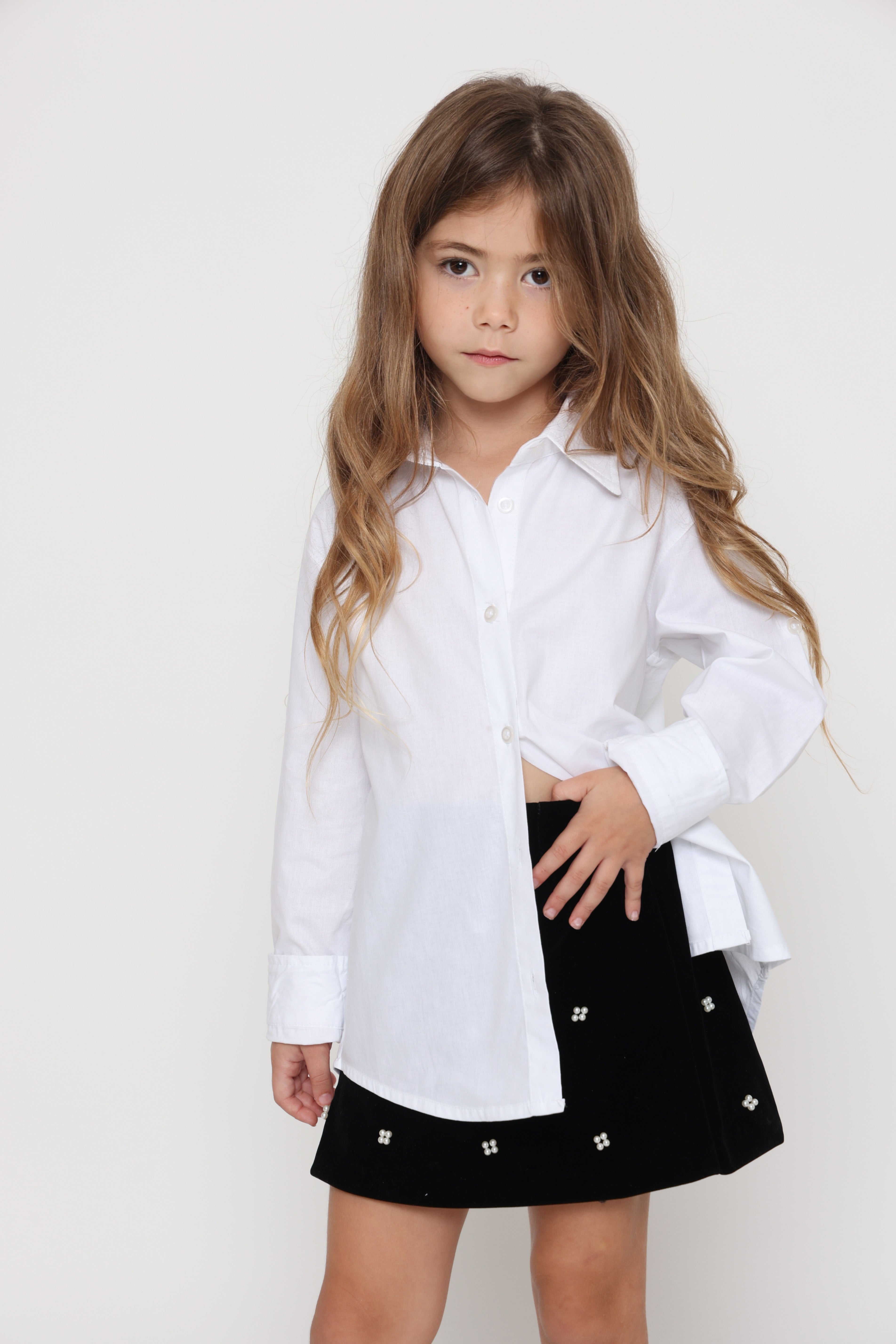 חולצה לבנה קלאסית מכופתרת לילדה