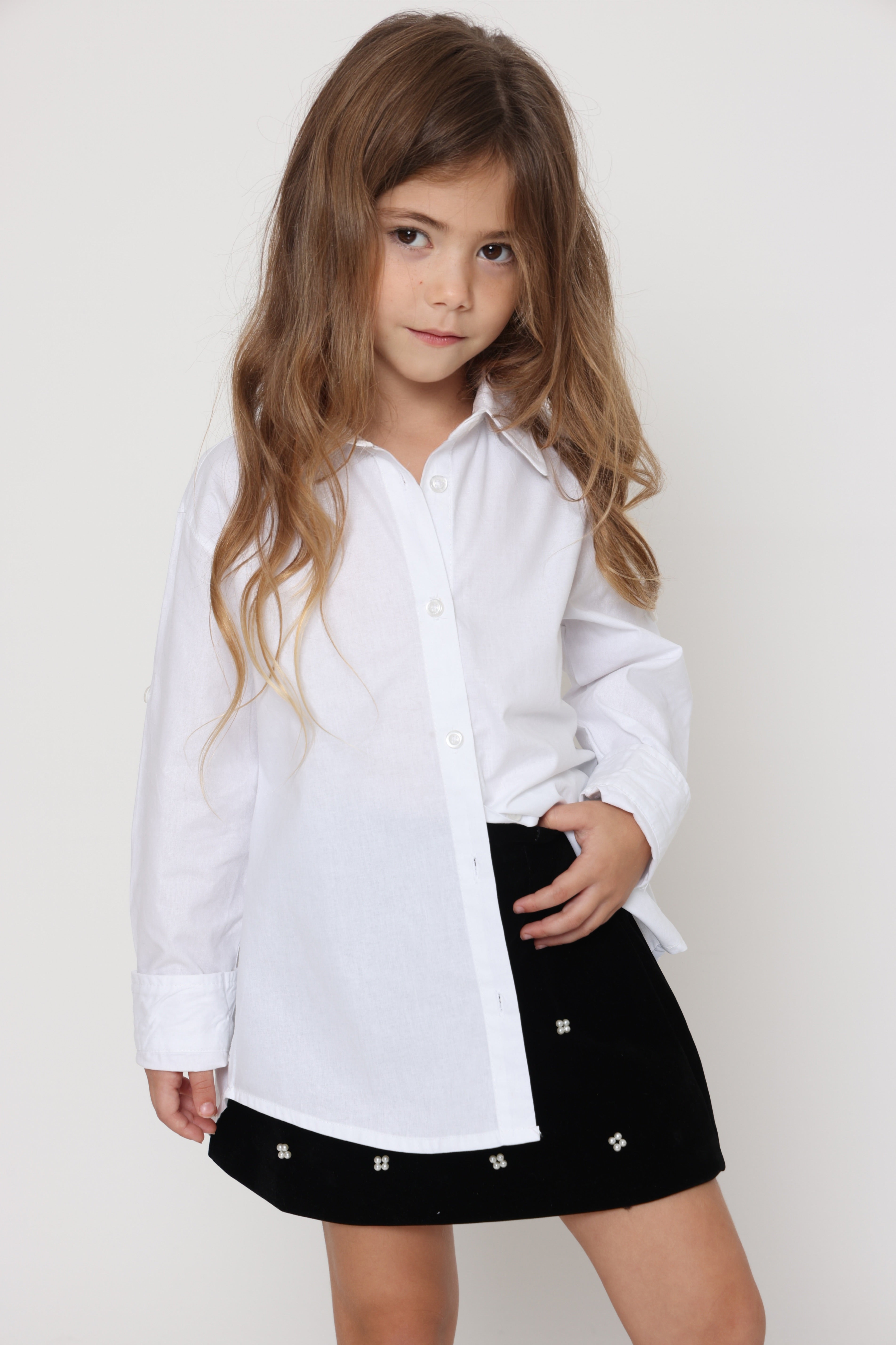 חולצה לבנה קלאסית מכופתרת לילדה