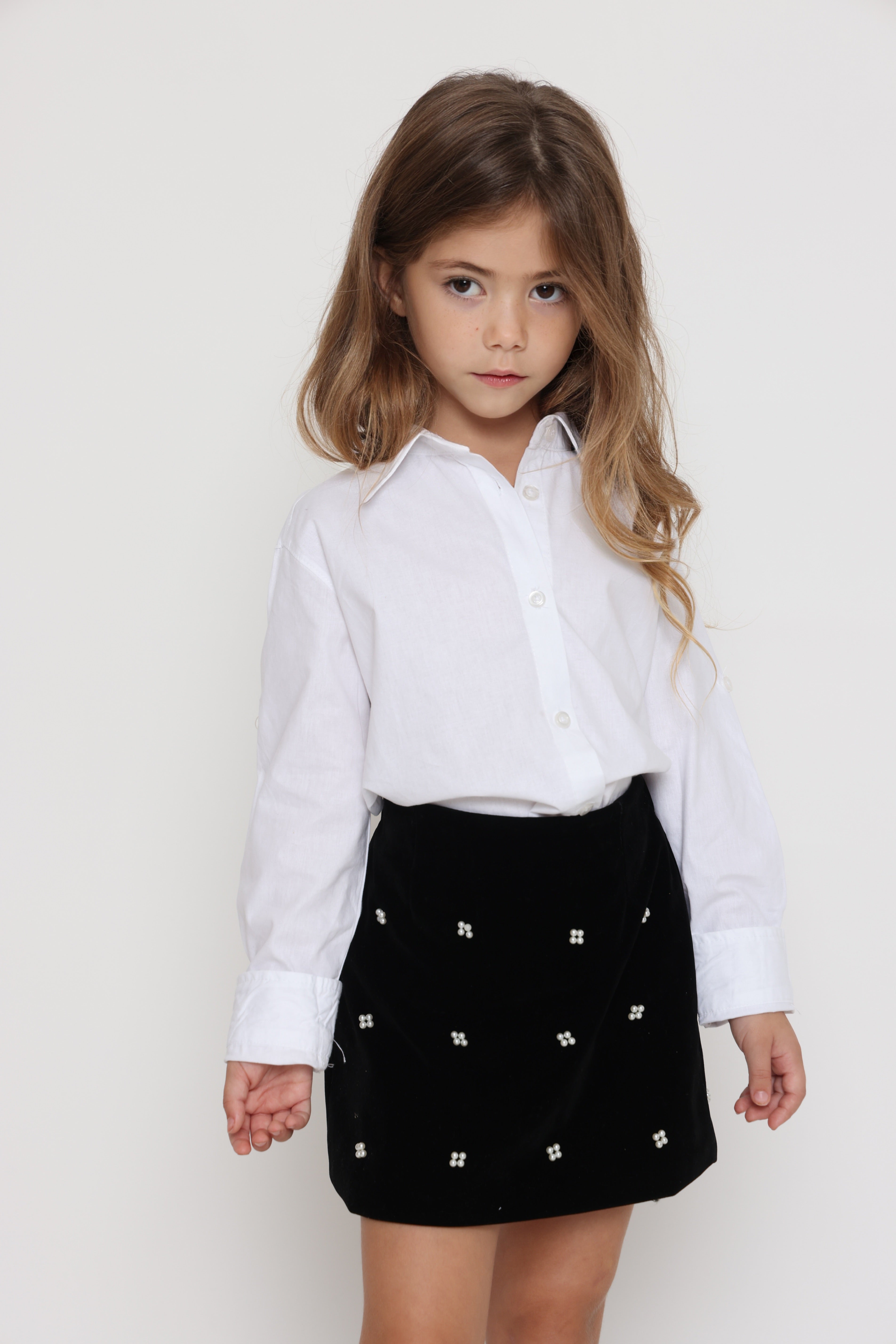 חולצה לבנה קלאסית מכופתרת לילדה