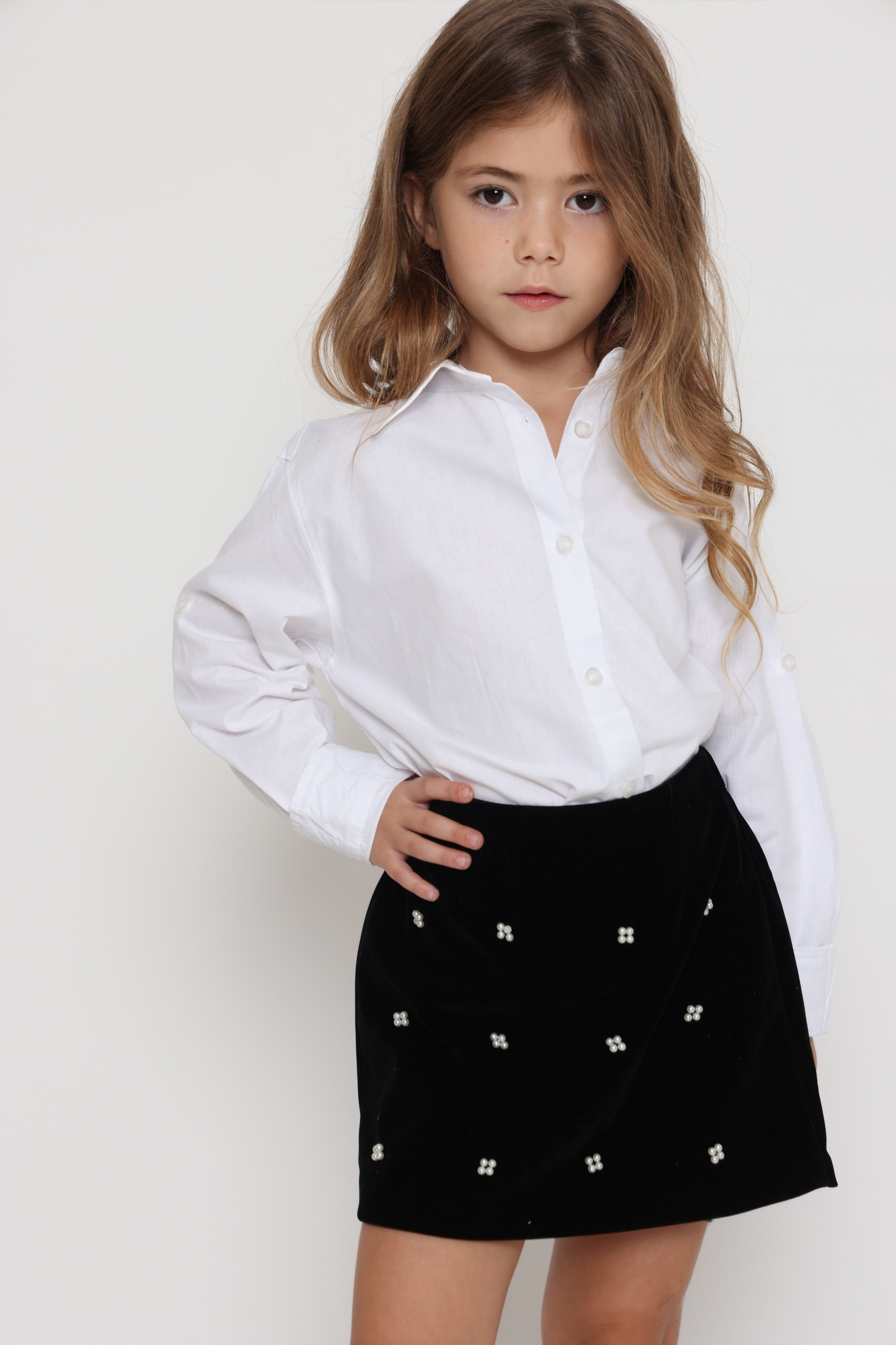 חולצה לבנה קלאסית מכופתרת לילדה