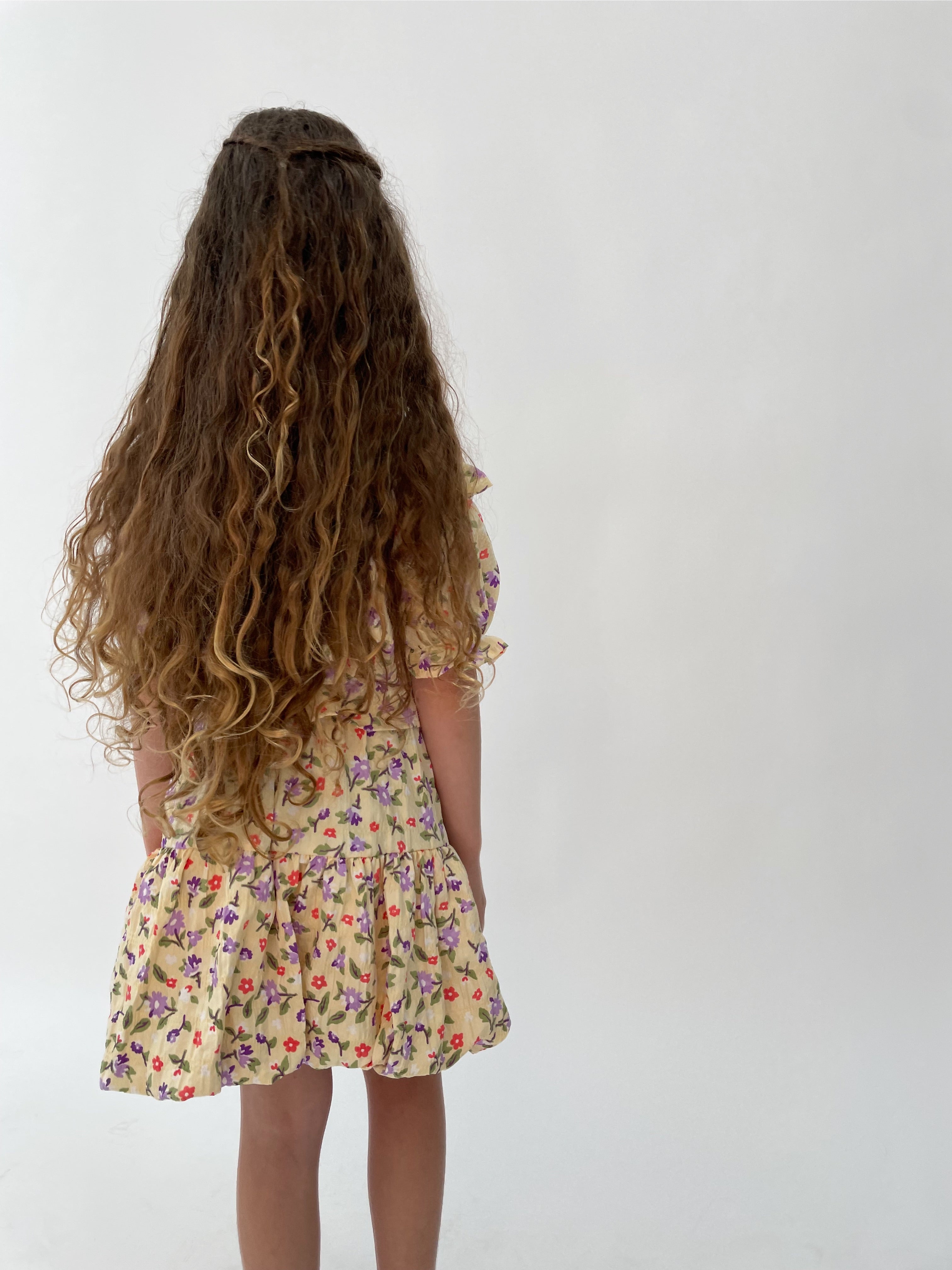 סט פרחוני לילדות בגוון שמנת.