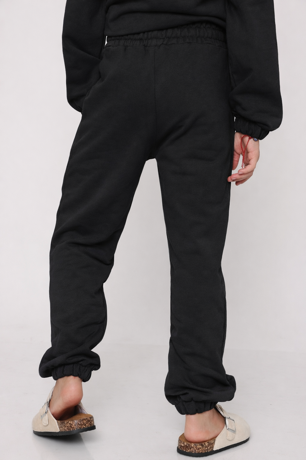 חליפת פוטר קלאסית עם קפוצון בצבע -שחור