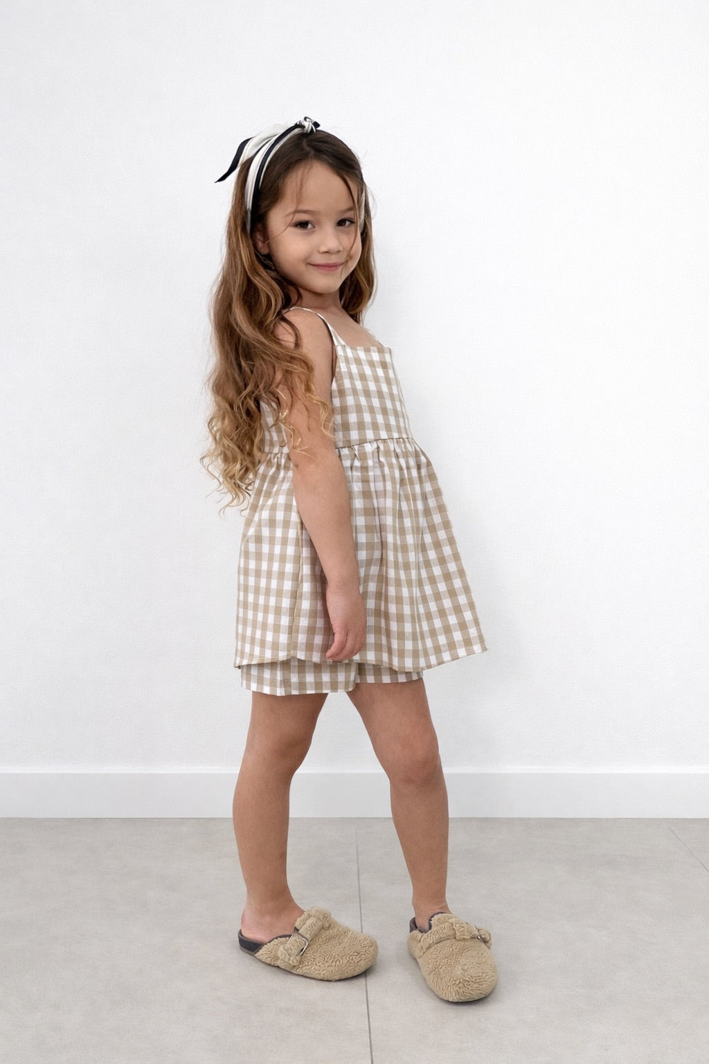 חליפה משובצת לילדה בגוון טבעי