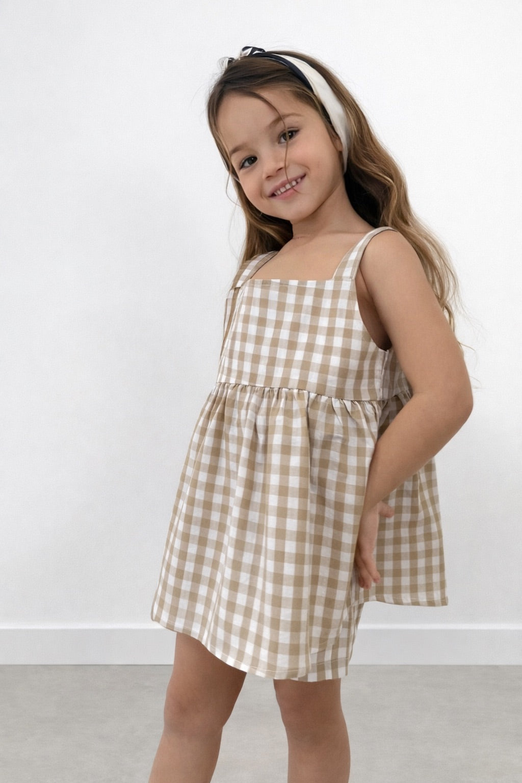 חליפה משובצת לילדה בגוון טבעי