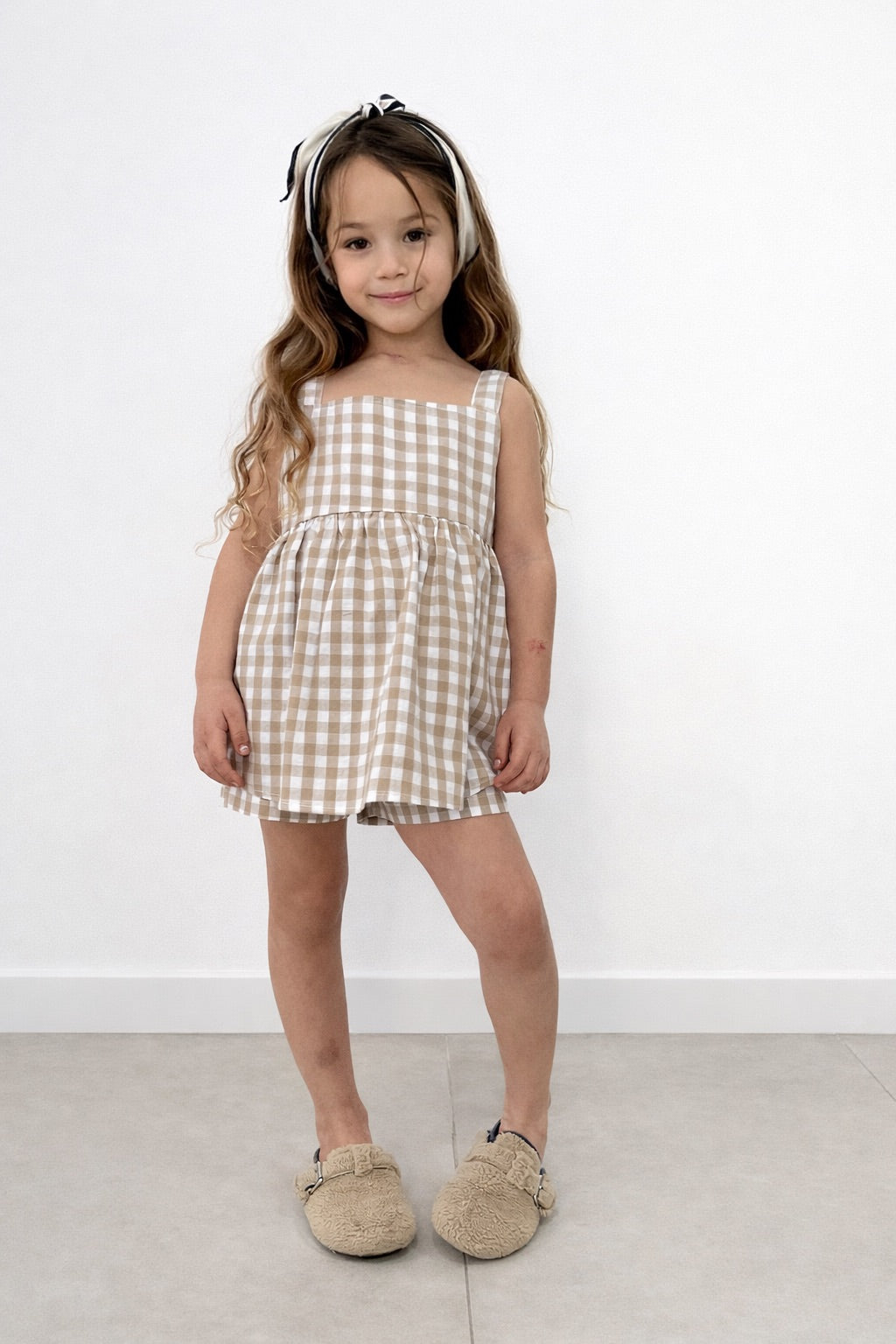 חליפה משובצת לילדה בגוון טבעי