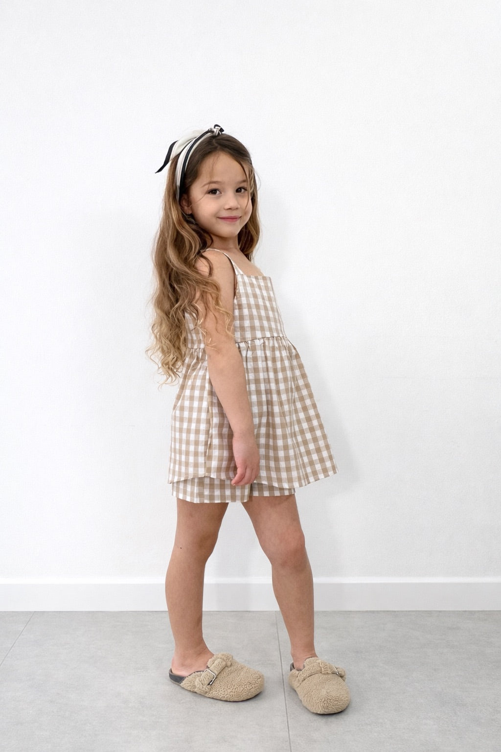 חליפה משובצת לילדה בגוון טבעי