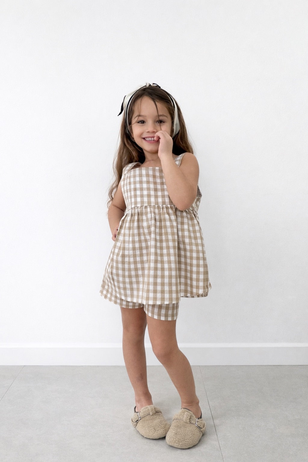 חליפה משובצת לילדה בגוון טבעי