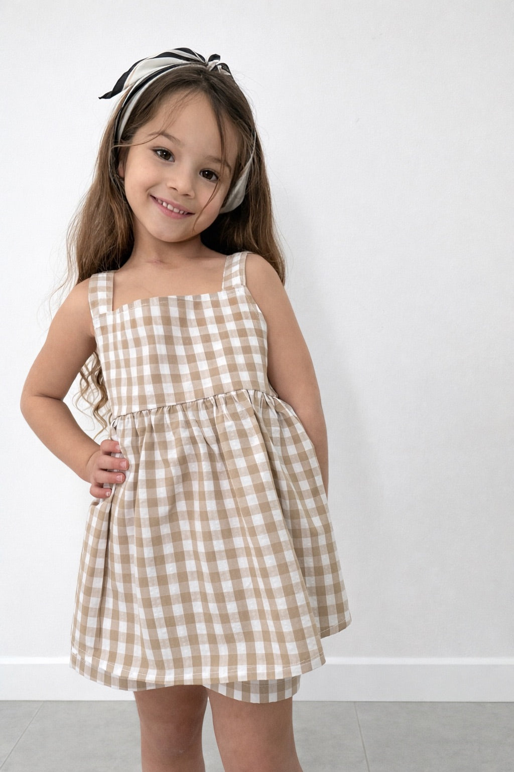 חליפה משובצת לילדה בגוון טבעי