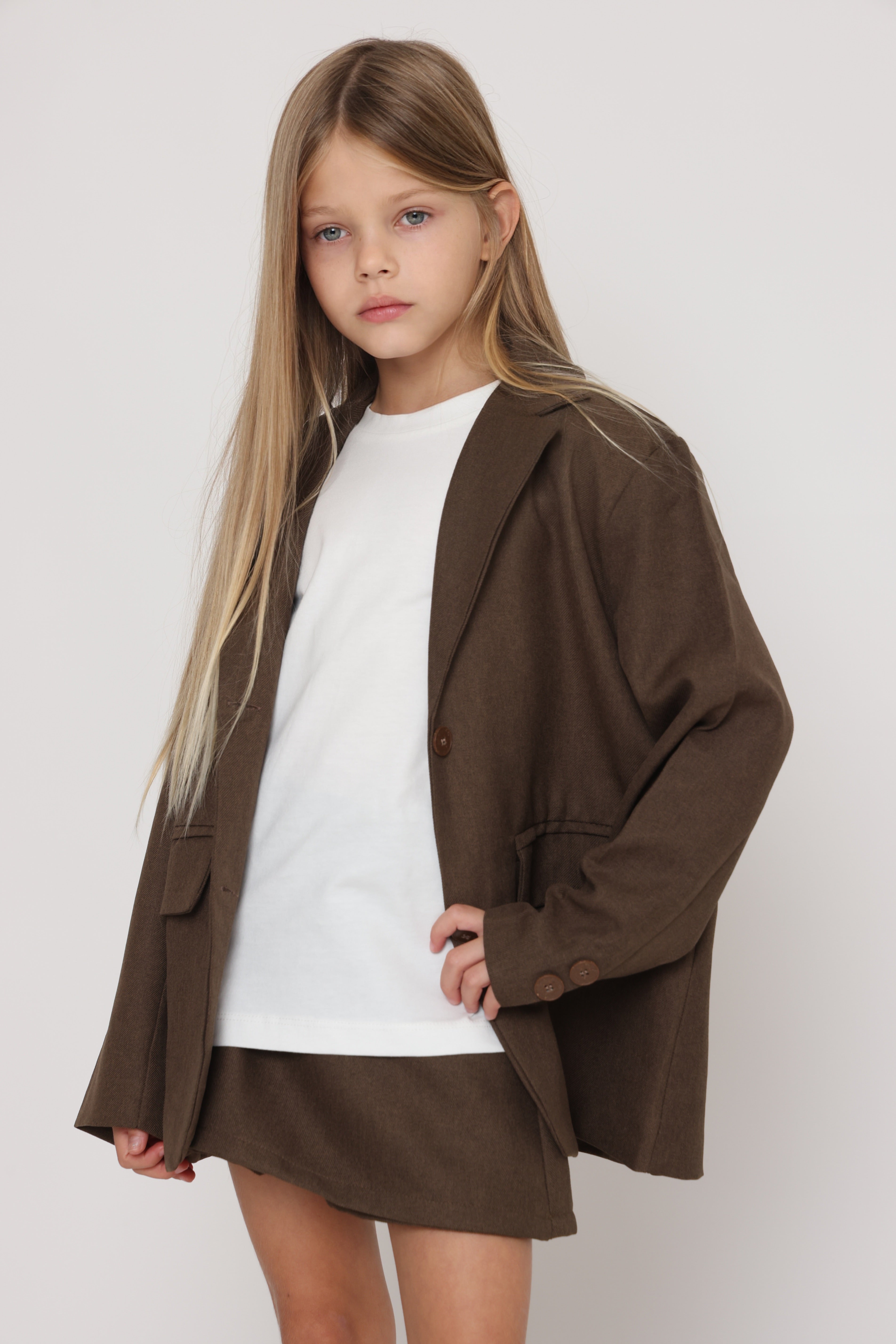 ג׳קט אוברסייז בגוון חום לילדות