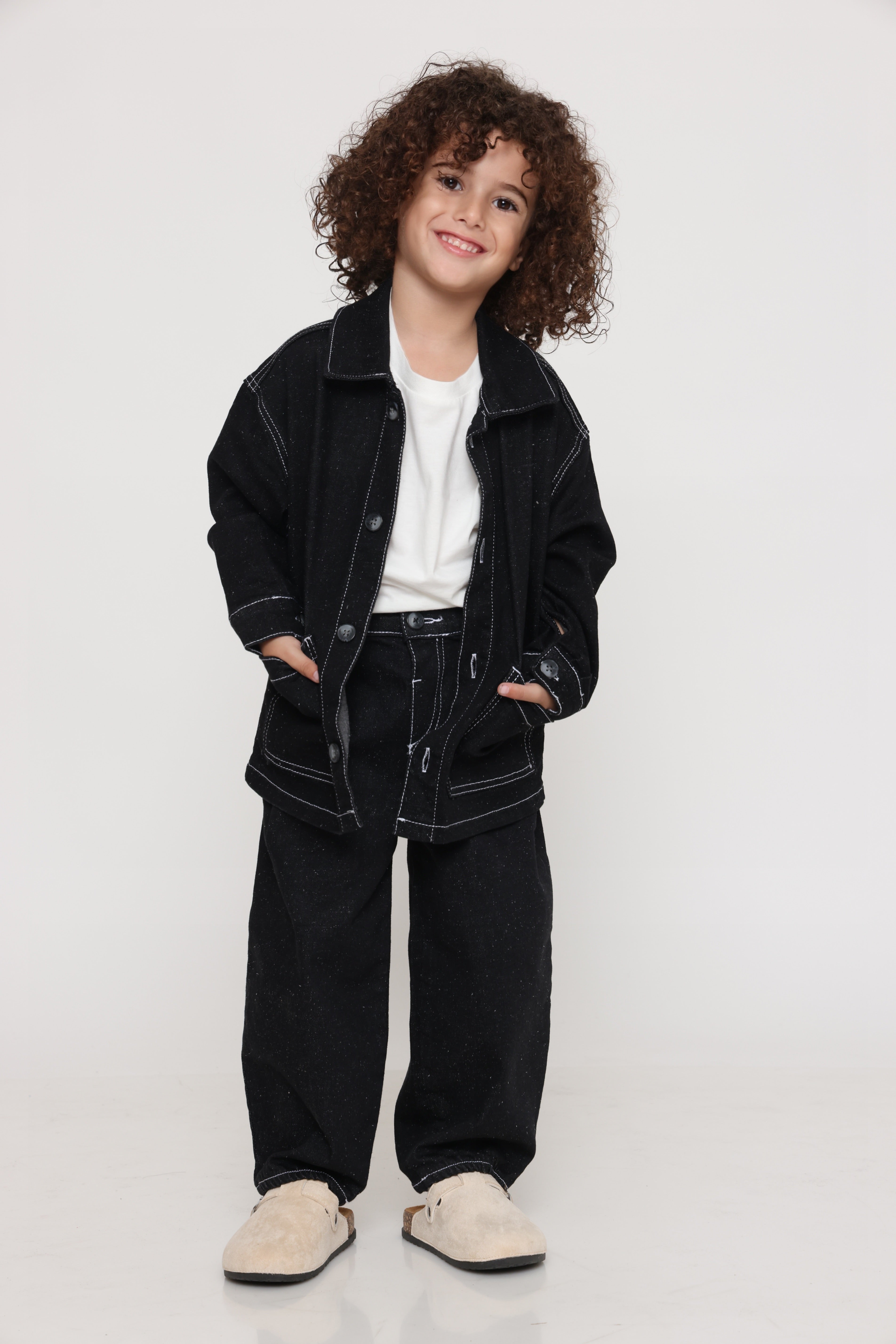 מכנס ג׳ינס אוברסייז שחור עם תפרים לבנים