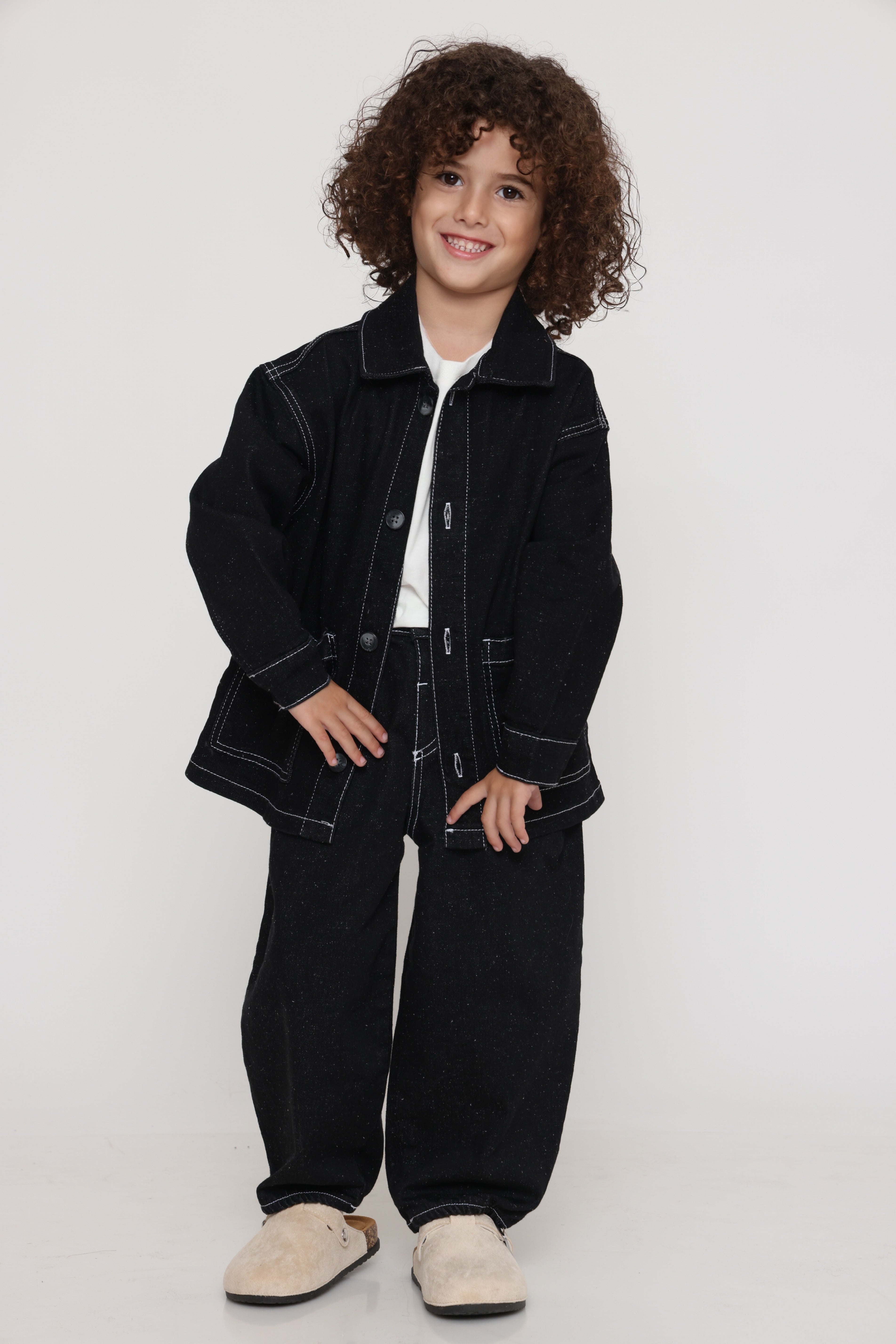 ג׳קט ג׳ינס אוברסייז שחור עם תפרים לבנים