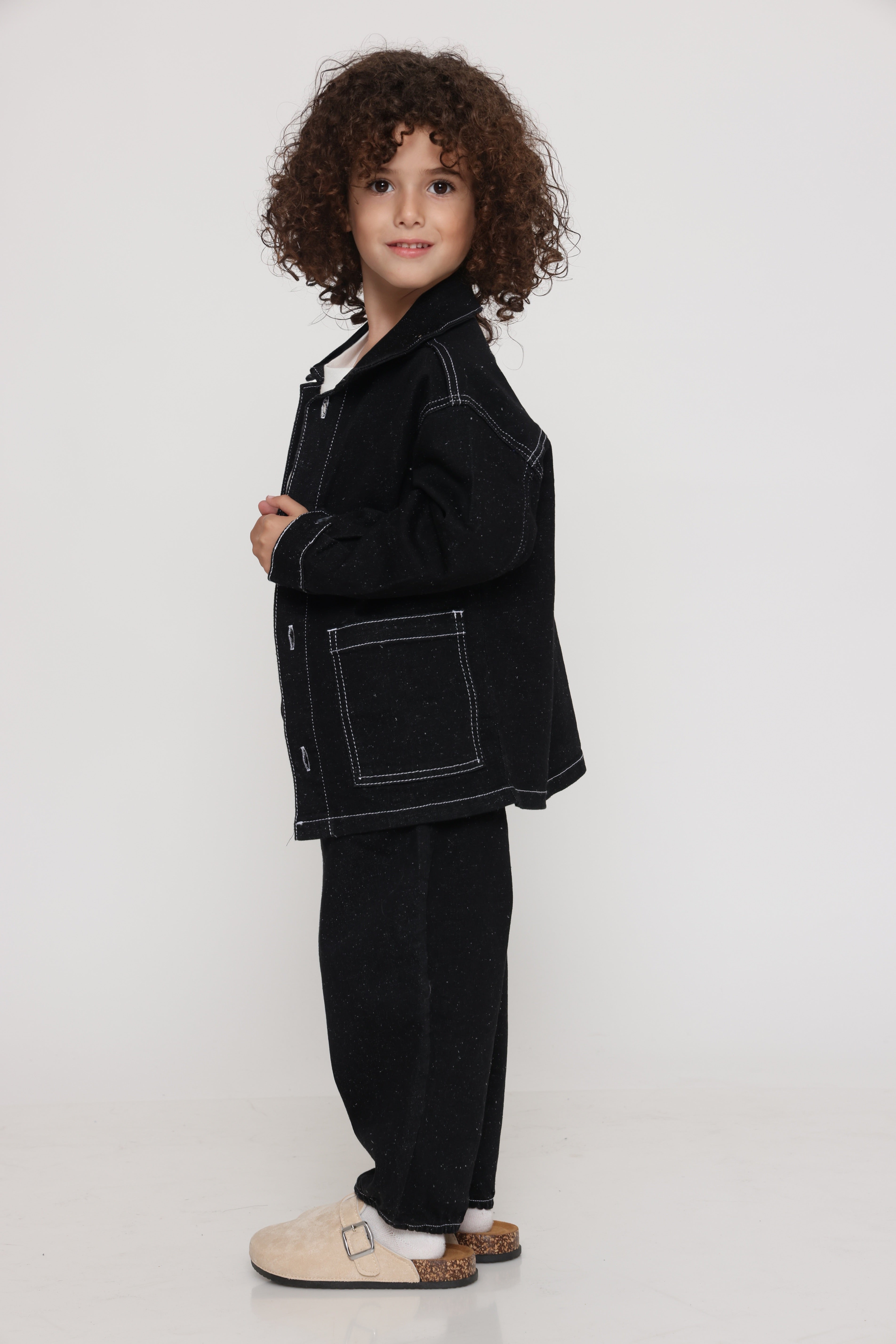 מכנס ג׳ינס אוברסייז שחור עם תפרים לבנים