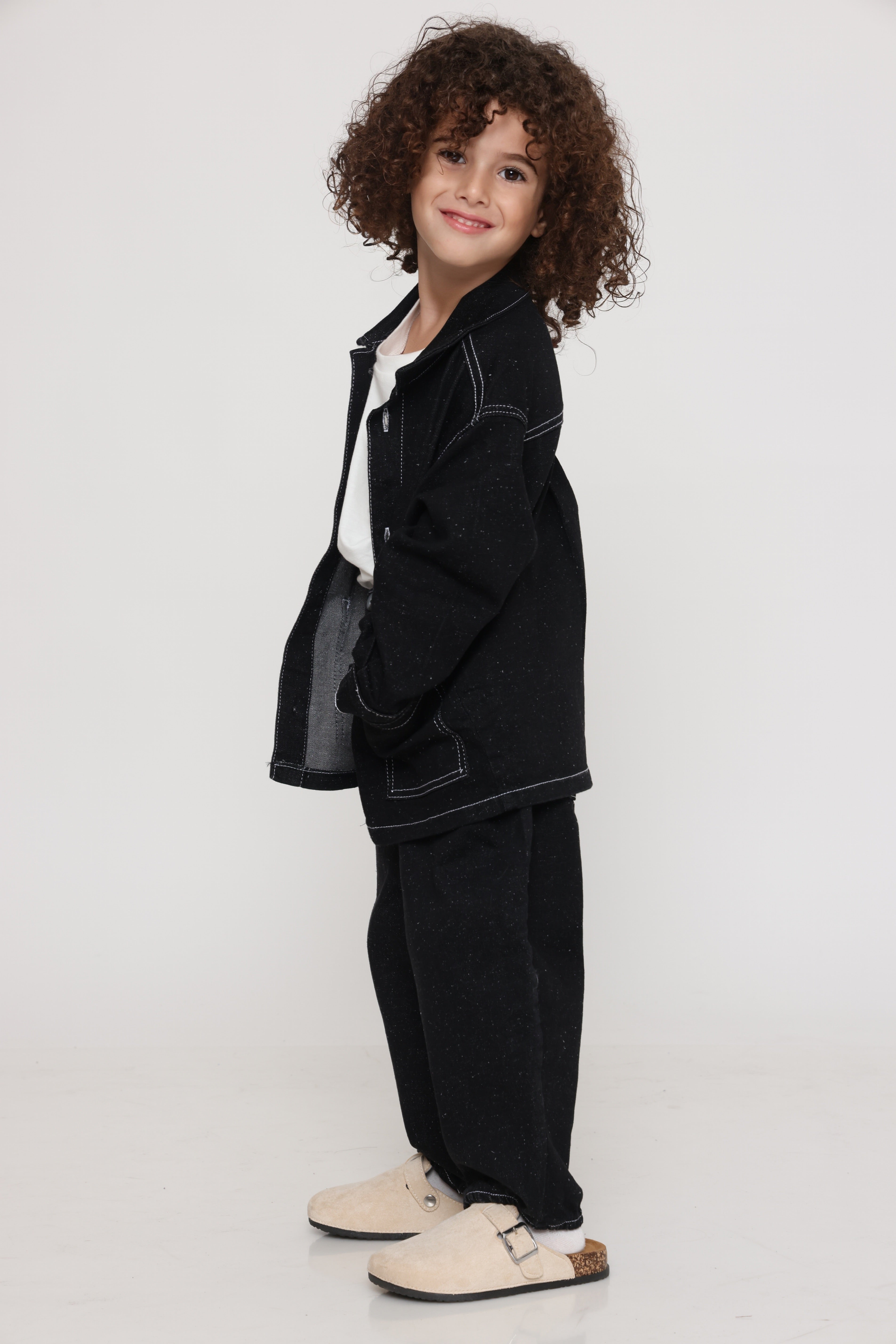 מכנס ג׳ינס אוברסייז שחור עם תפרים לבנים