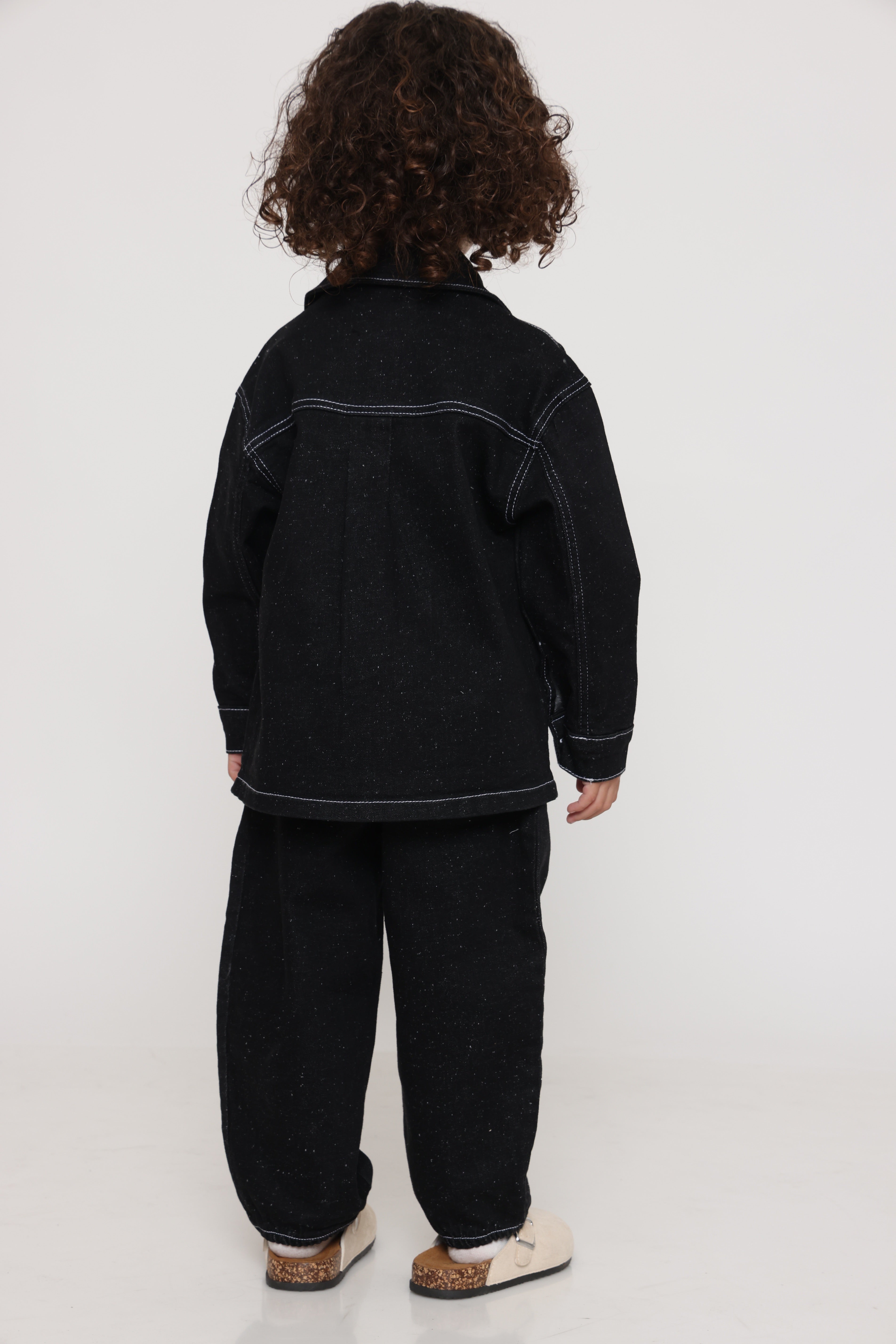 מכנס ג׳ינס אוברסייז שחור עם תפרים לבנים