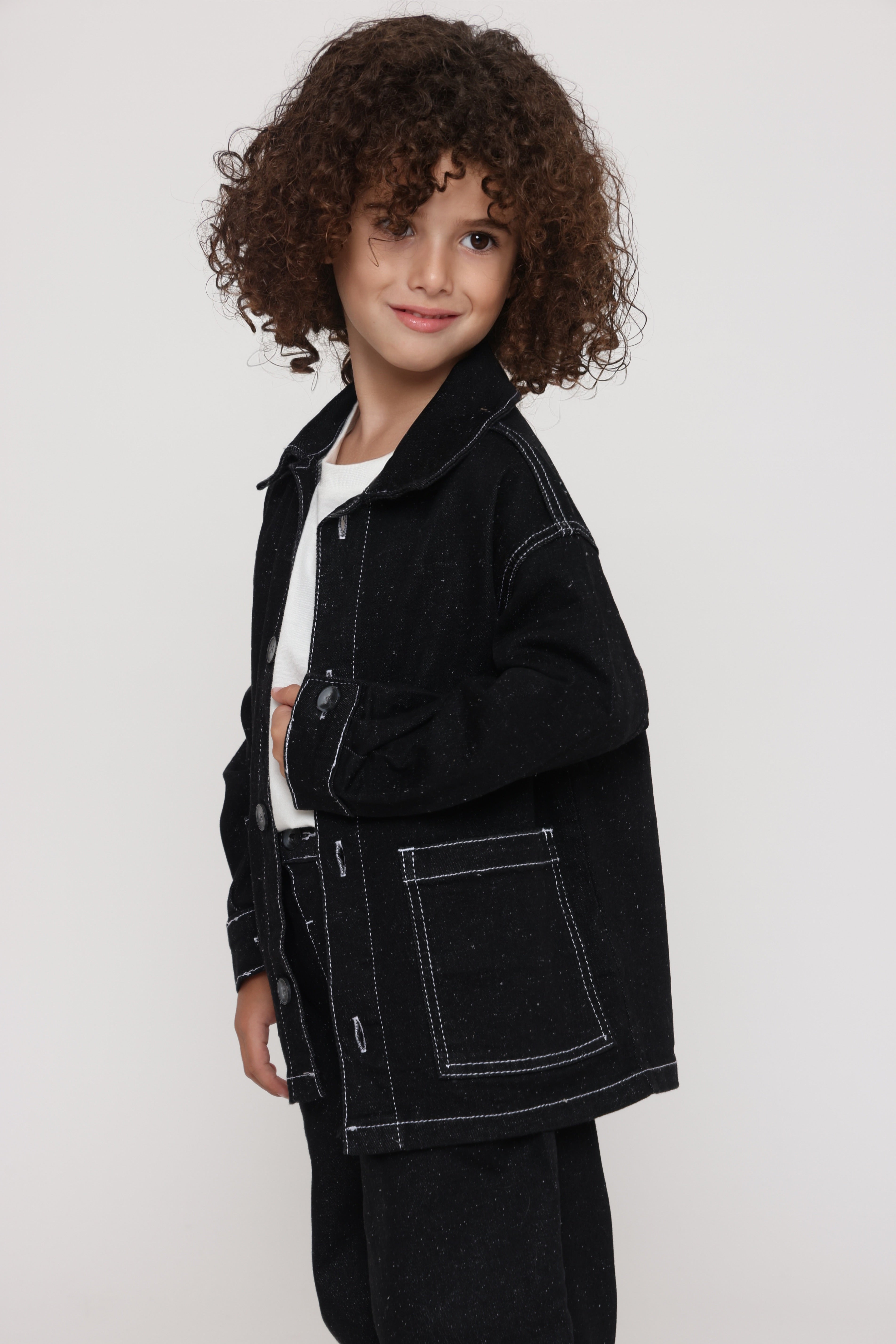 מכנס ג׳ינס אוברסייז שחור עם תפרים לבנים