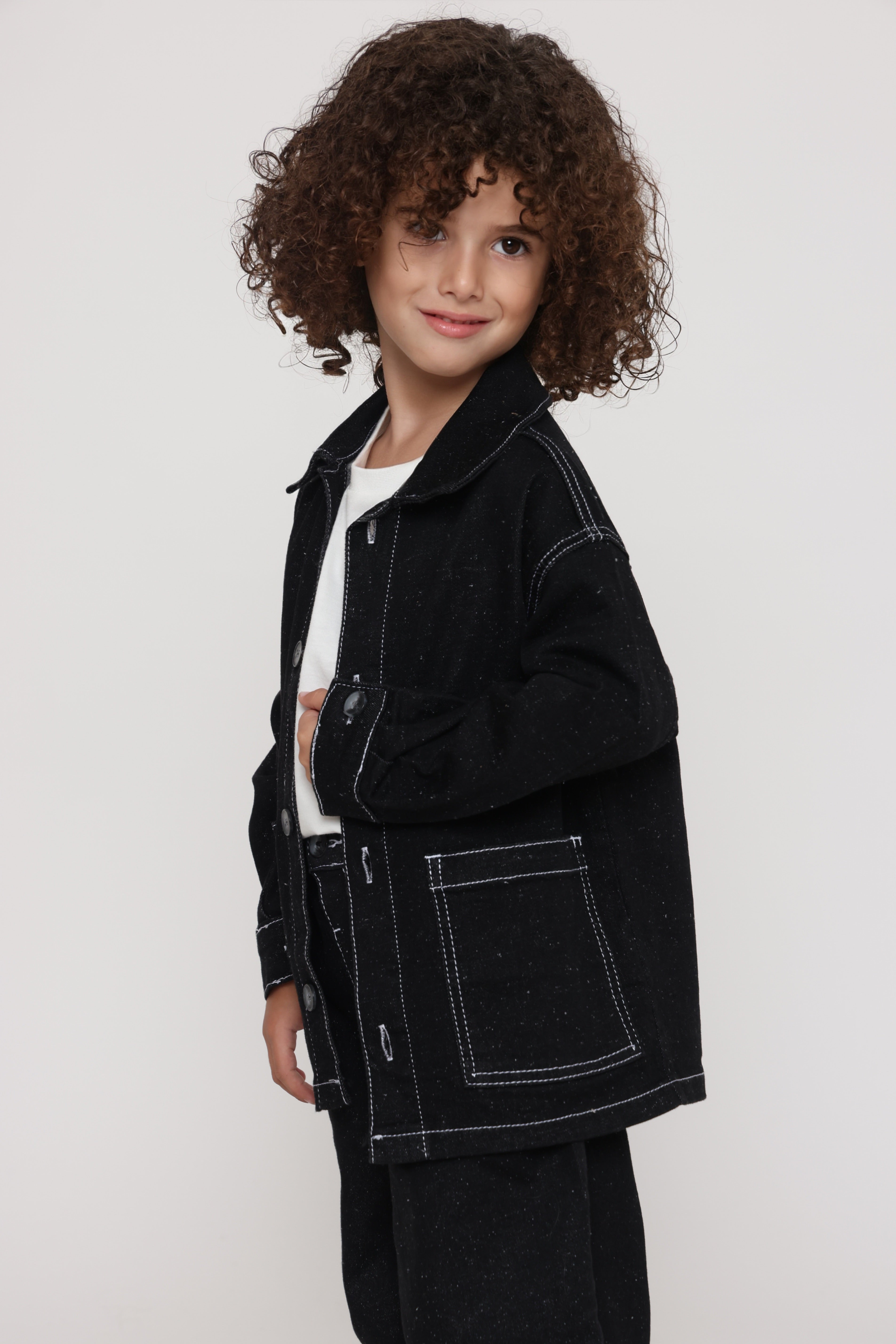 מכנס ג׳ינס אוברסייז שחור עם תפרים לבנים