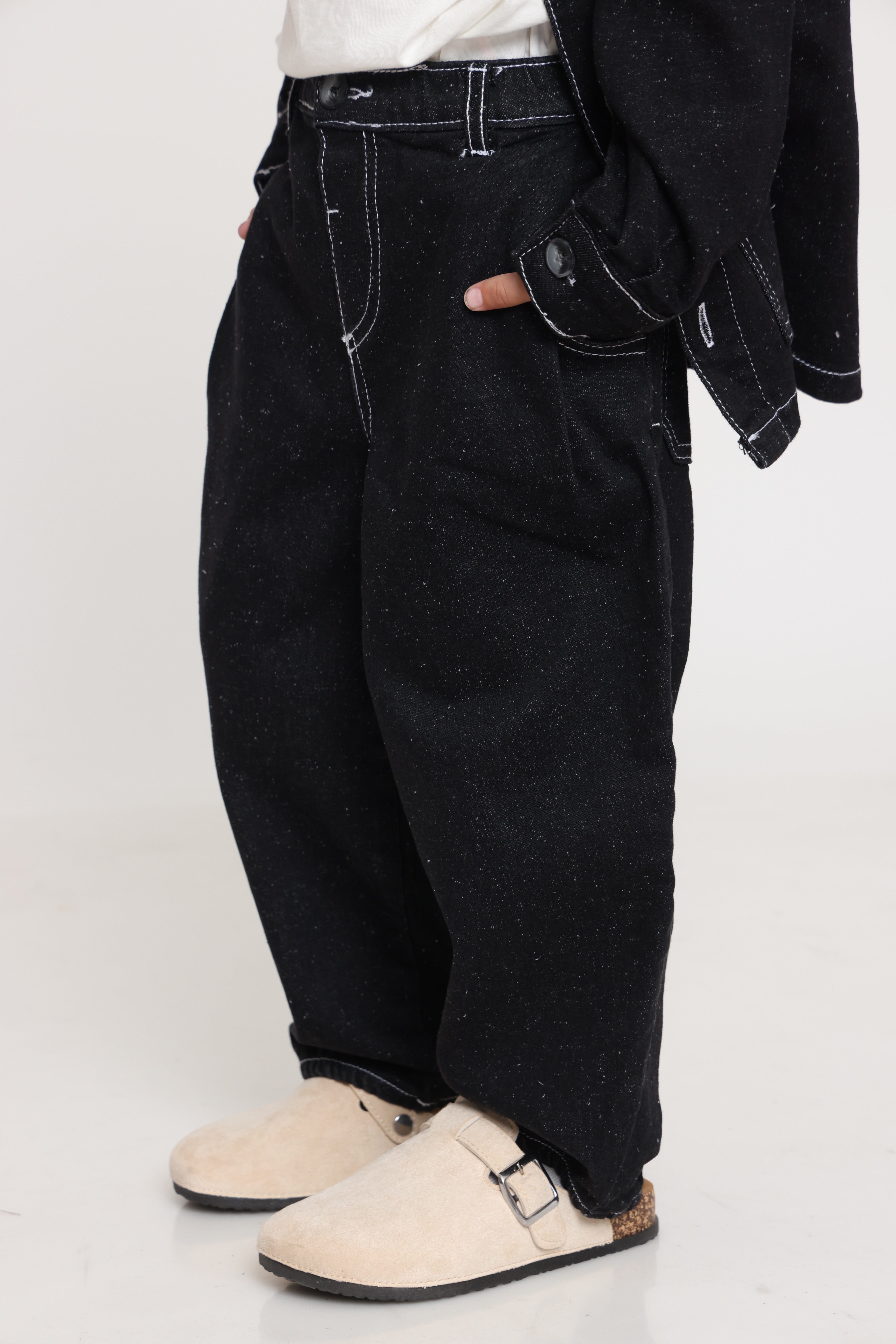 מכנס ג׳ינס אוברסייז שחור עם תפרים לבנים